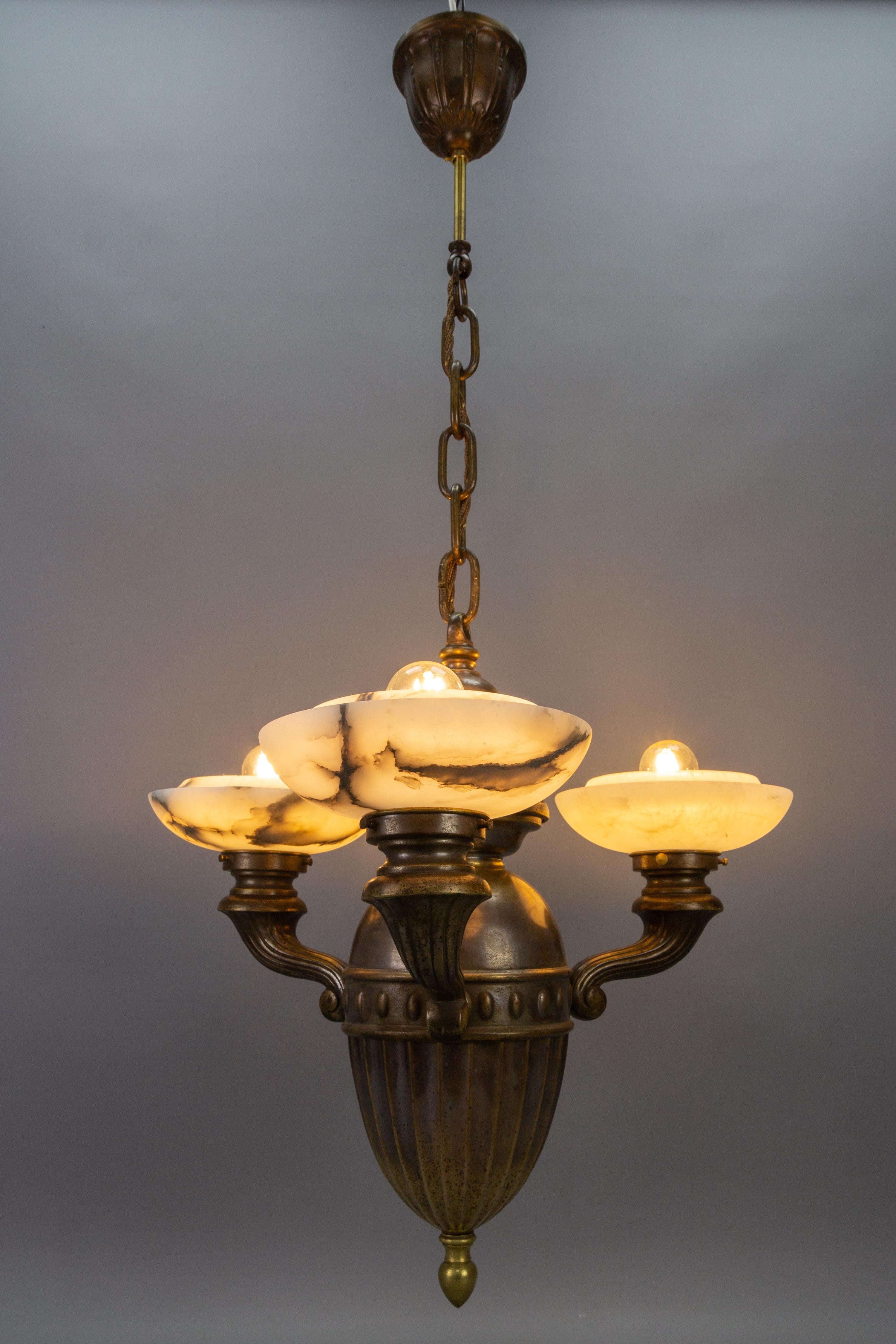 Metà XX secolo Lampadario a tre luci in ottone e alabastro Art Déco, anni '30 in vendita