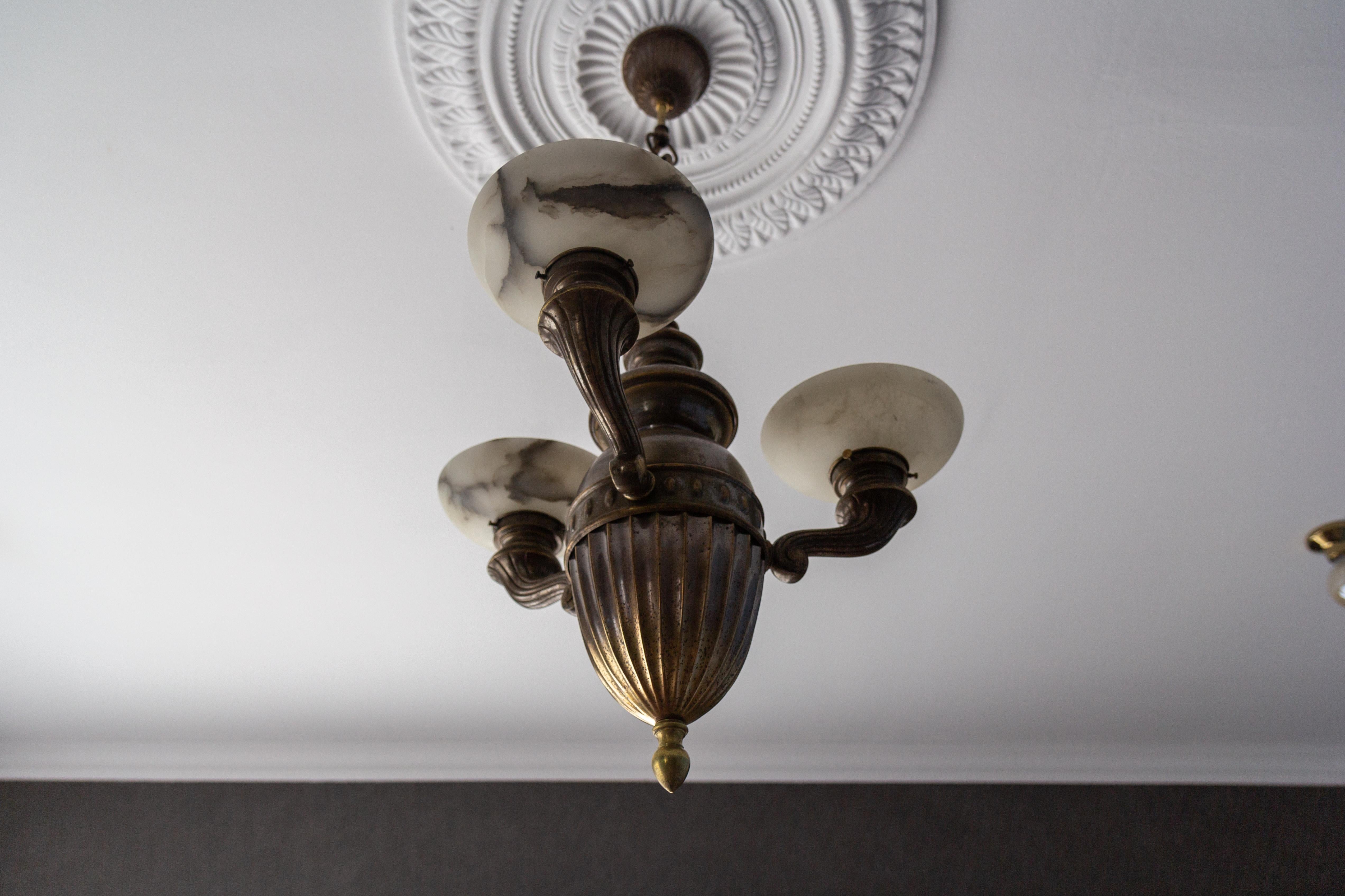 Lampadario a tre luci in ottone e alabastro Art Déco, anni '30 in vendita 3