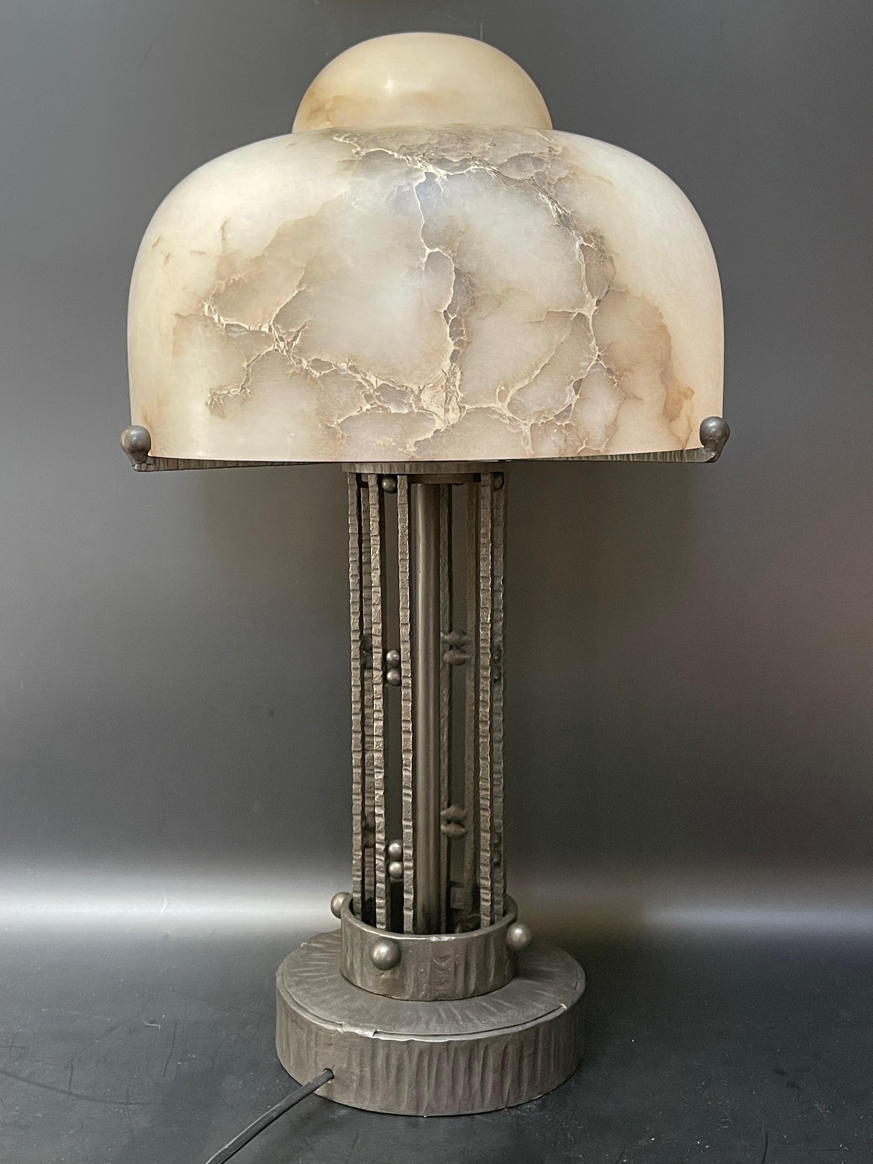 Large Art Deco lamp around 1930.
Alabaster shell and wrought iron foot.
In very good condition and electrified.

Diameter: 30 cm (obus) 
Diameter: 17 cm (base)
Height: 53 cm.