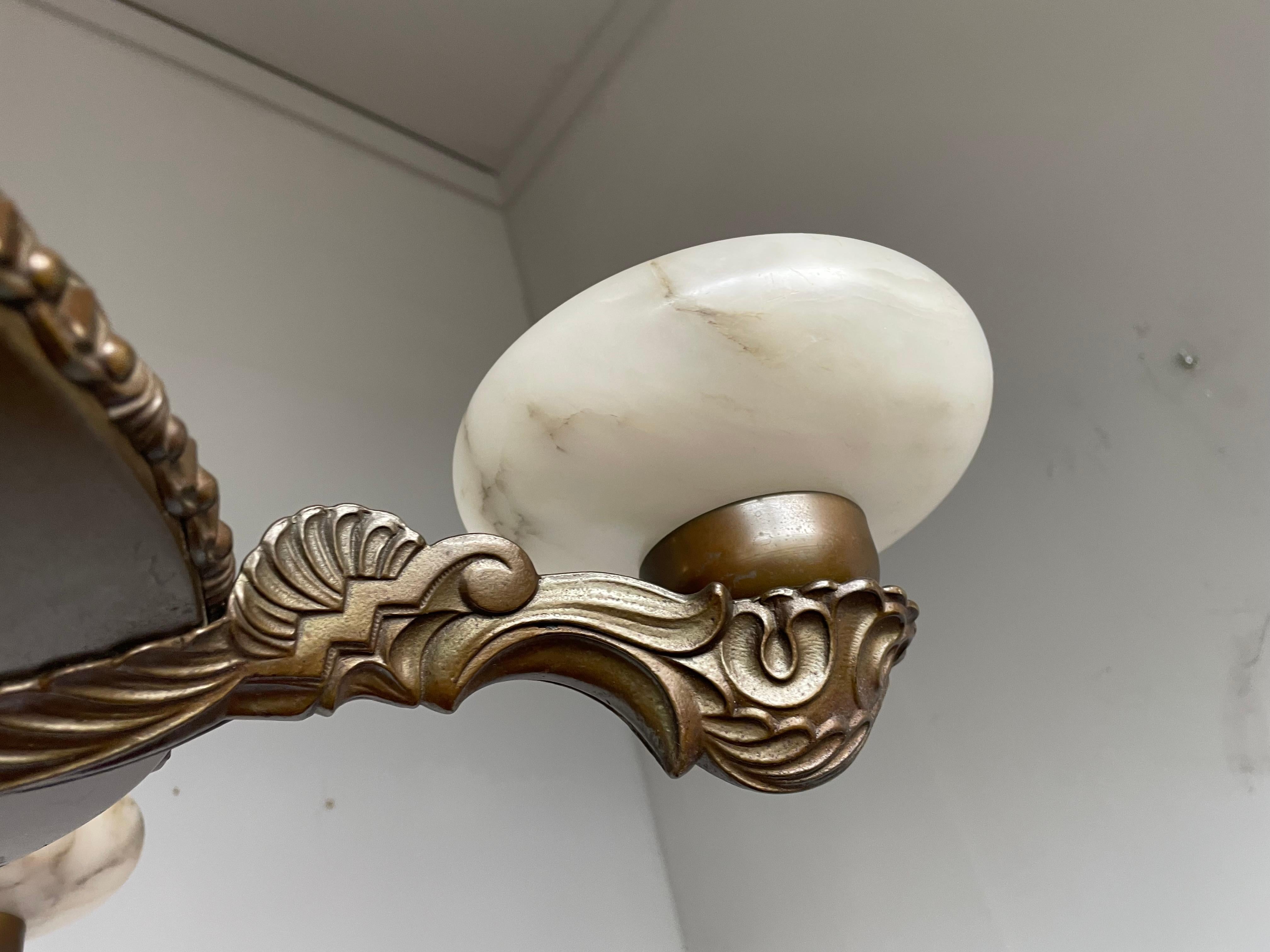 Pendentif/lustre Art déco en bronze albâtre et laiton belle forme et couleur Bon état à Lisse, NL