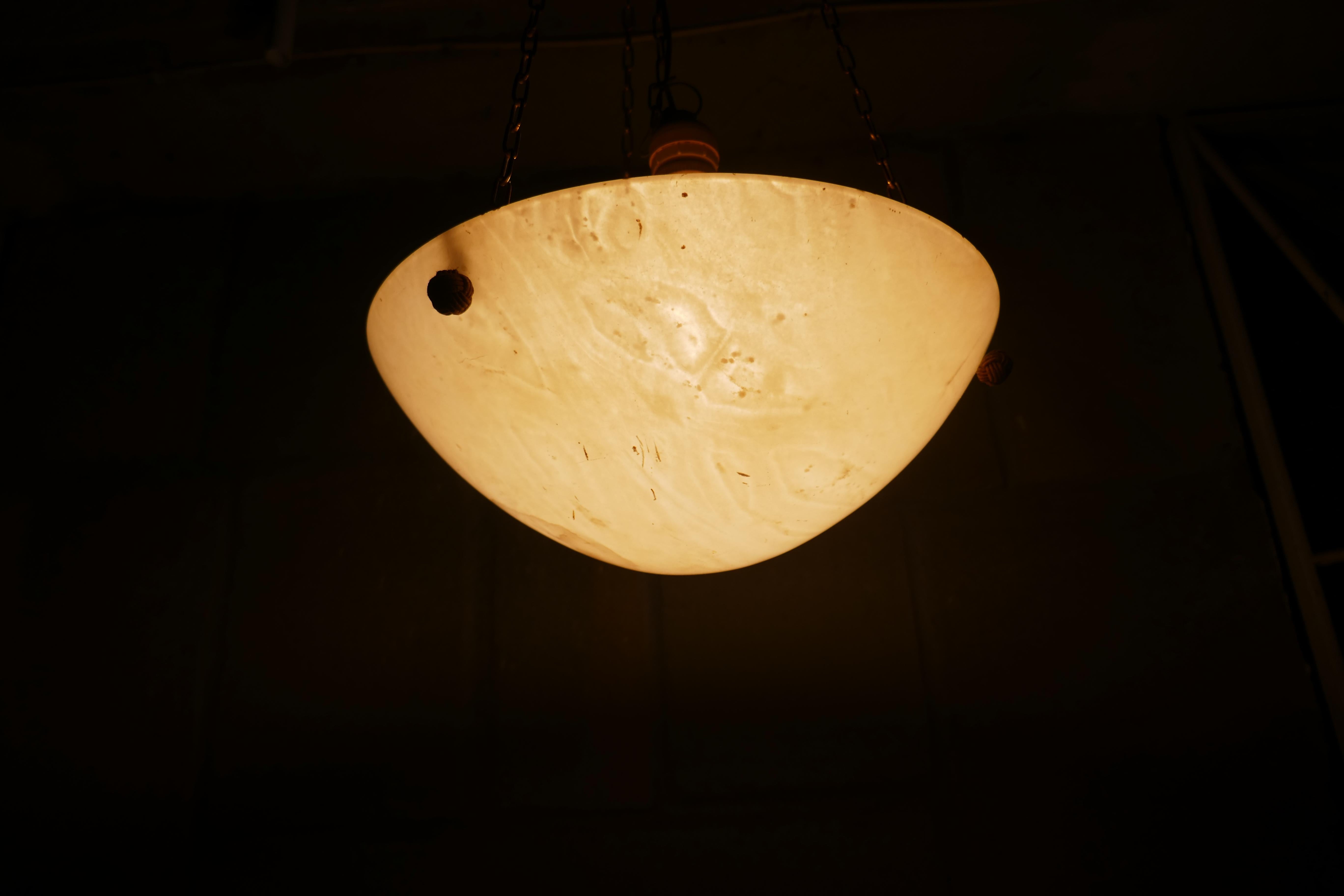 Art Deco alabaster chandelier.
Simple and elegant.
Good condition.
Thank you