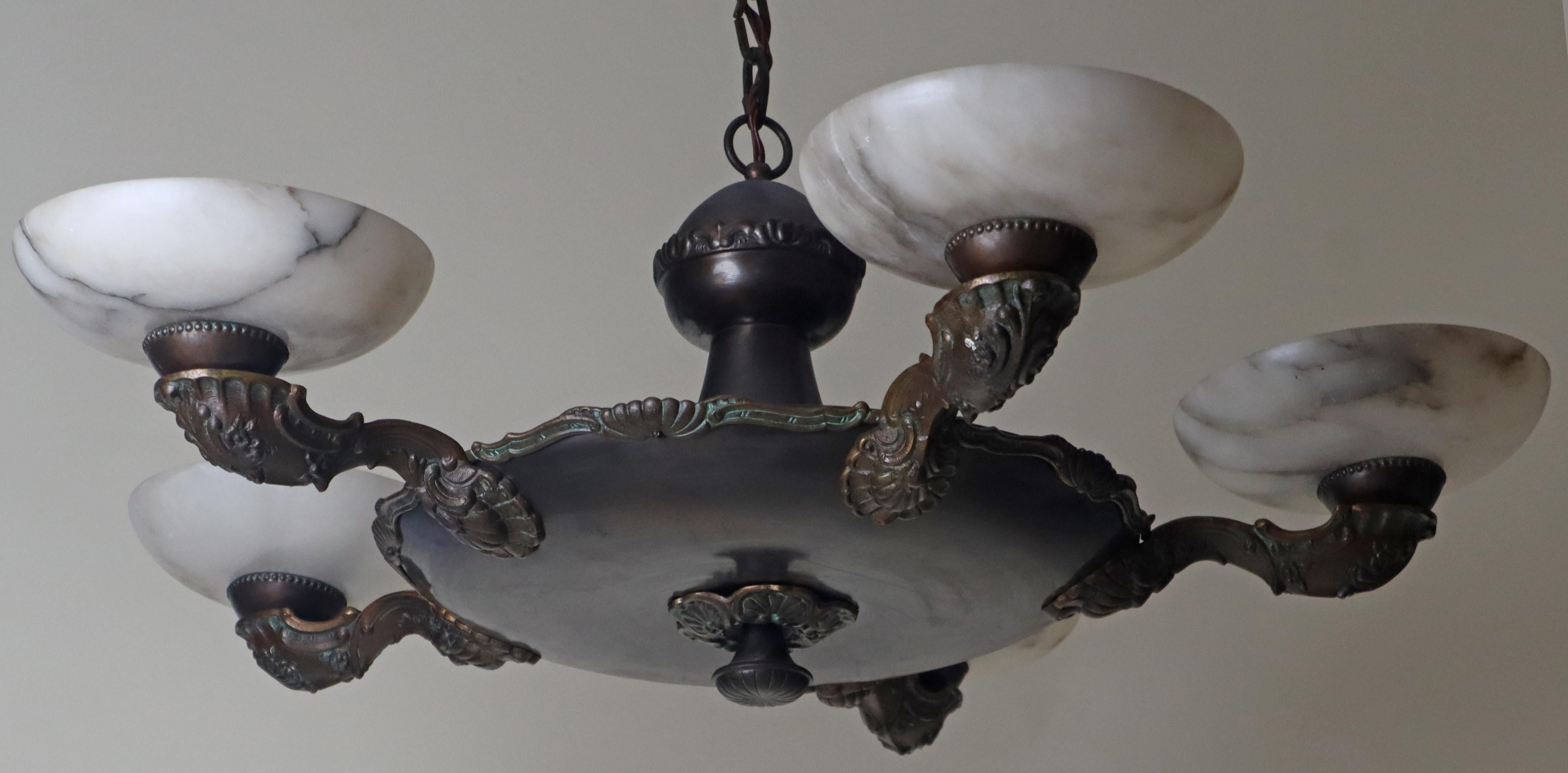 Araña Art Decó de alabastro con adornos florales, años 30 en venta 3