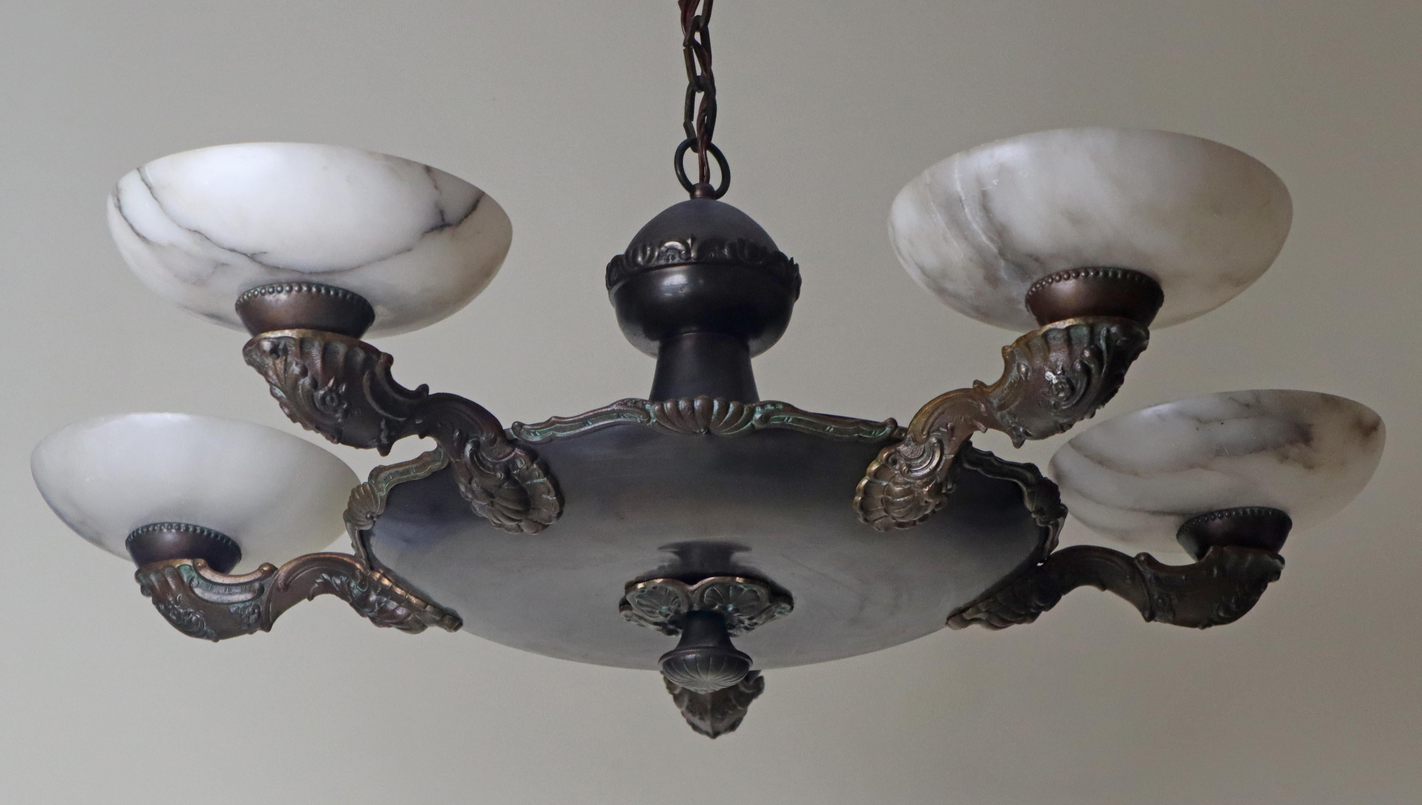 Araña Art Decó de alabastro con adornos florales, años 30 en venta 4