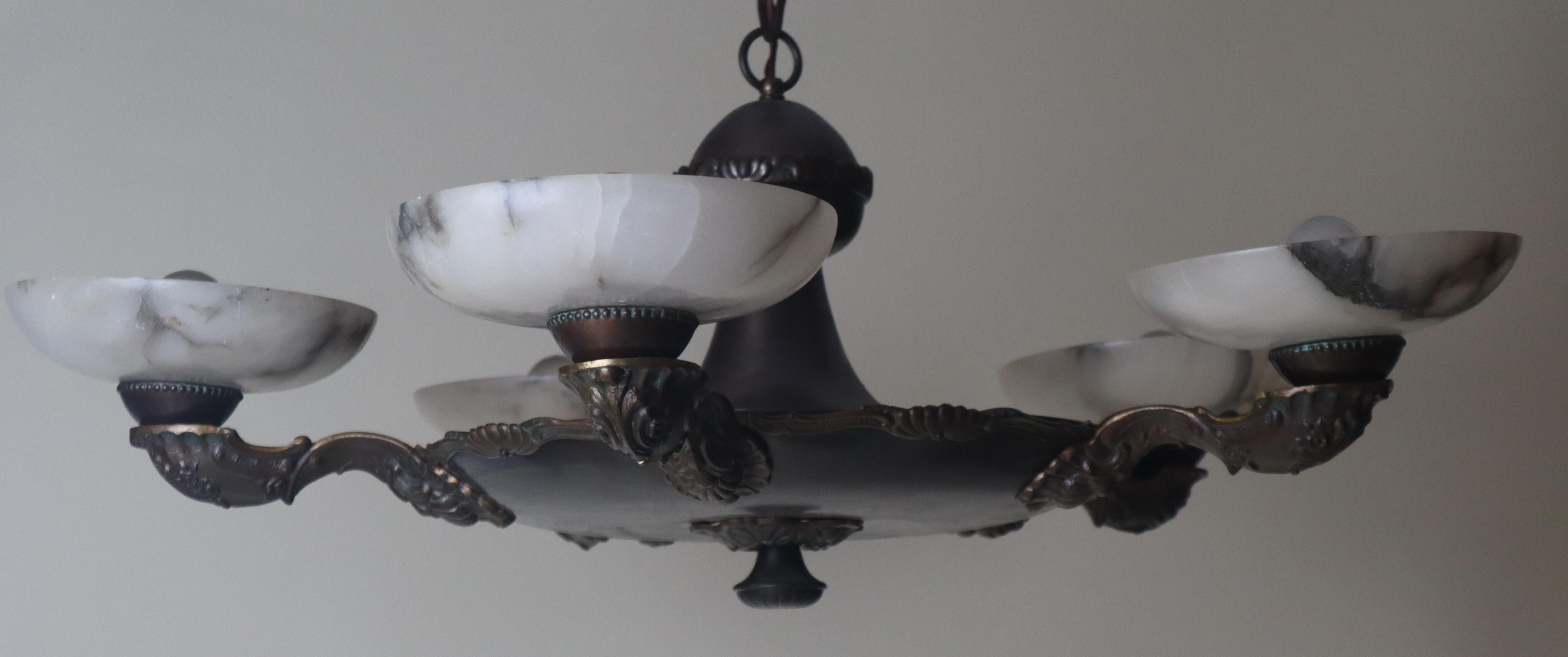 Araña Art Decó de alabastro con adornos florales, años 30 en venta 5