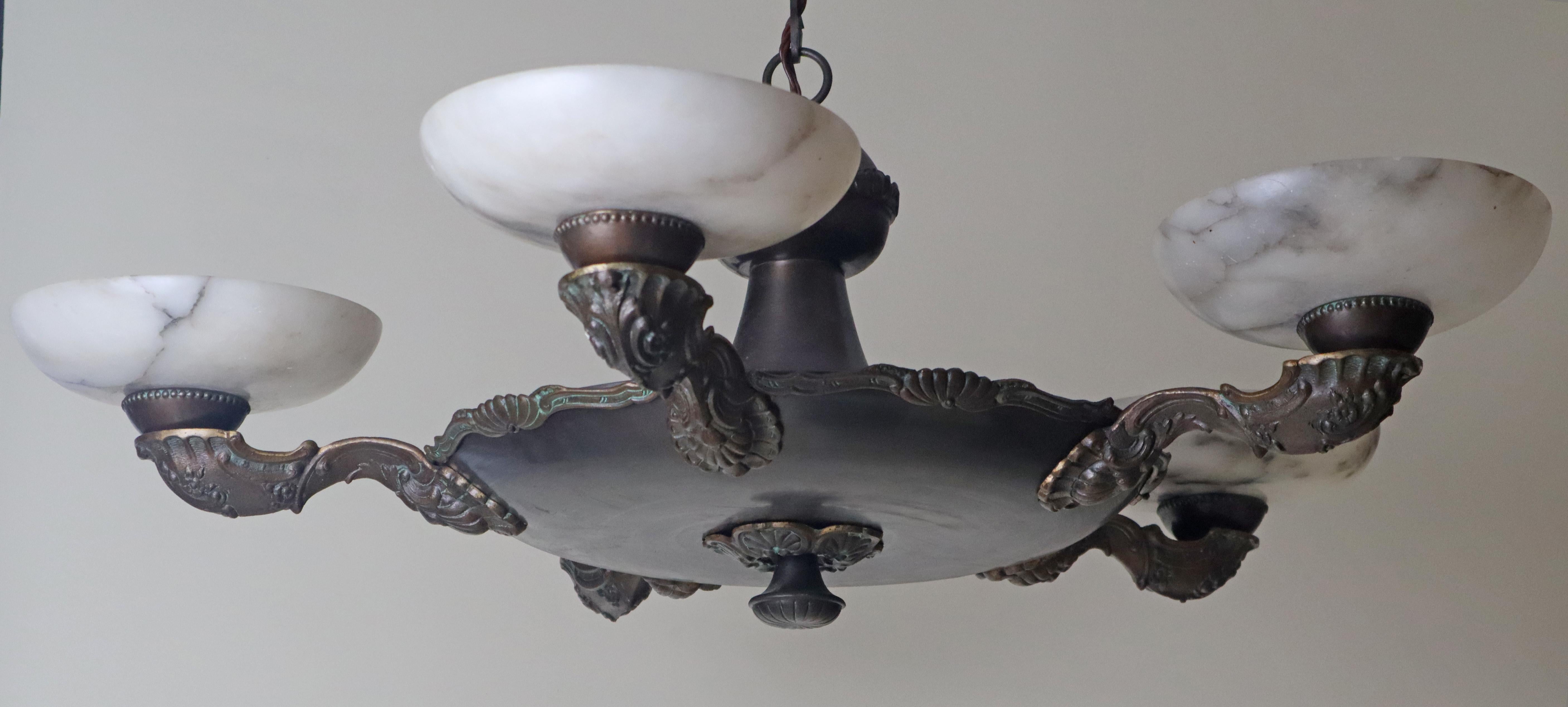 Araña Art Decó de alabastro con adornos florales, años 30 en venta 6