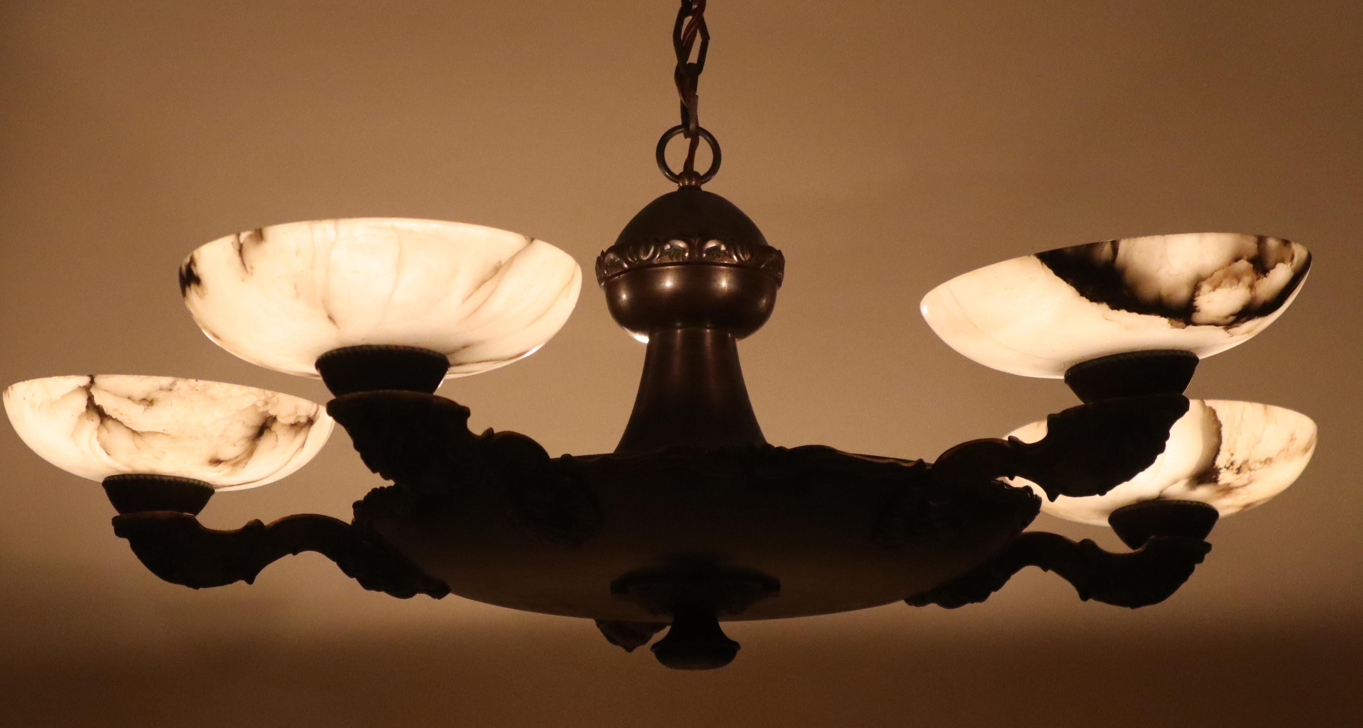 Araña Art Decó de alabastro con adornos florales, años 30 en venta 7