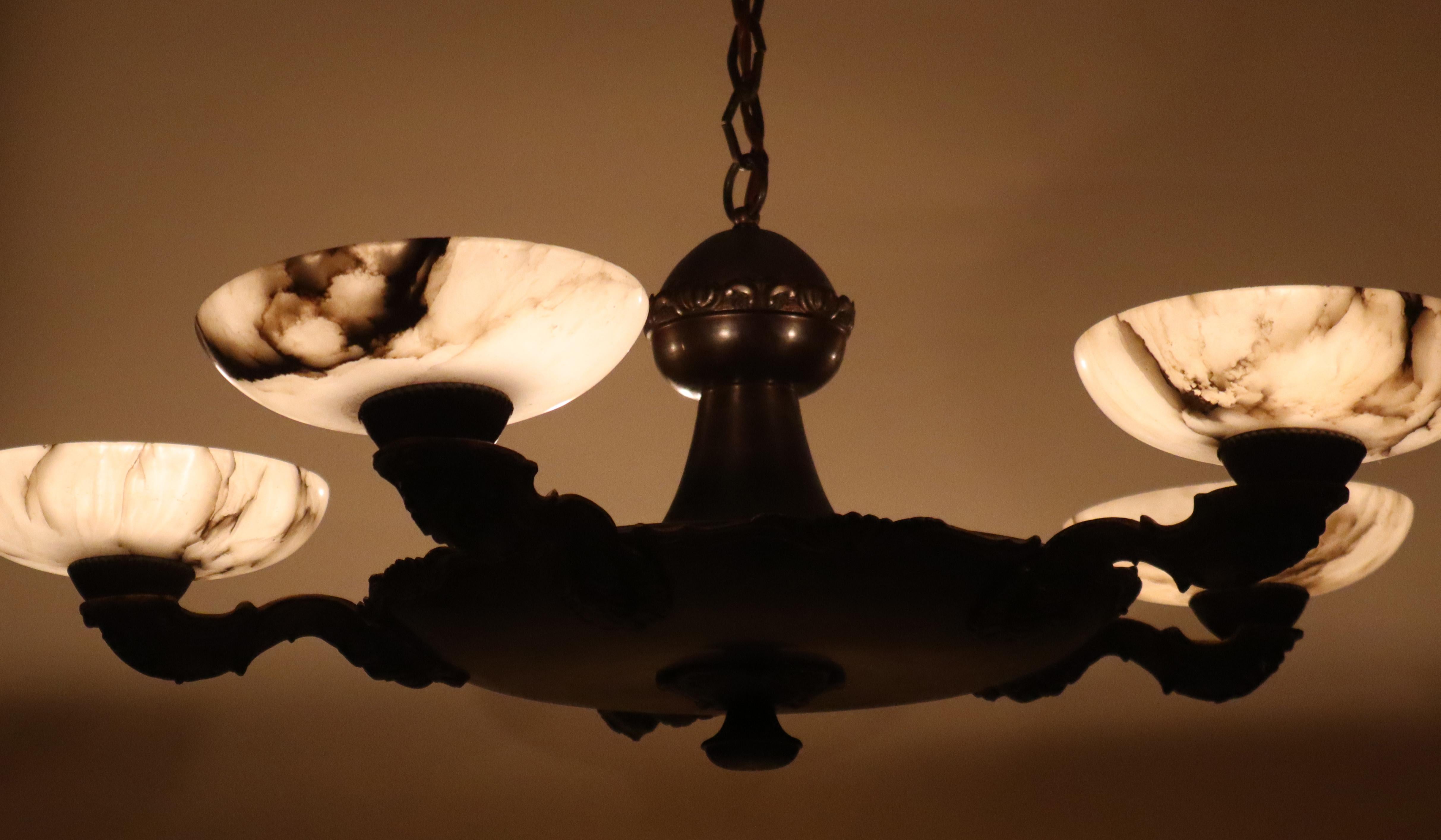 Araña Art Decó de alabastro con adornos florales, años 30 en venta 8