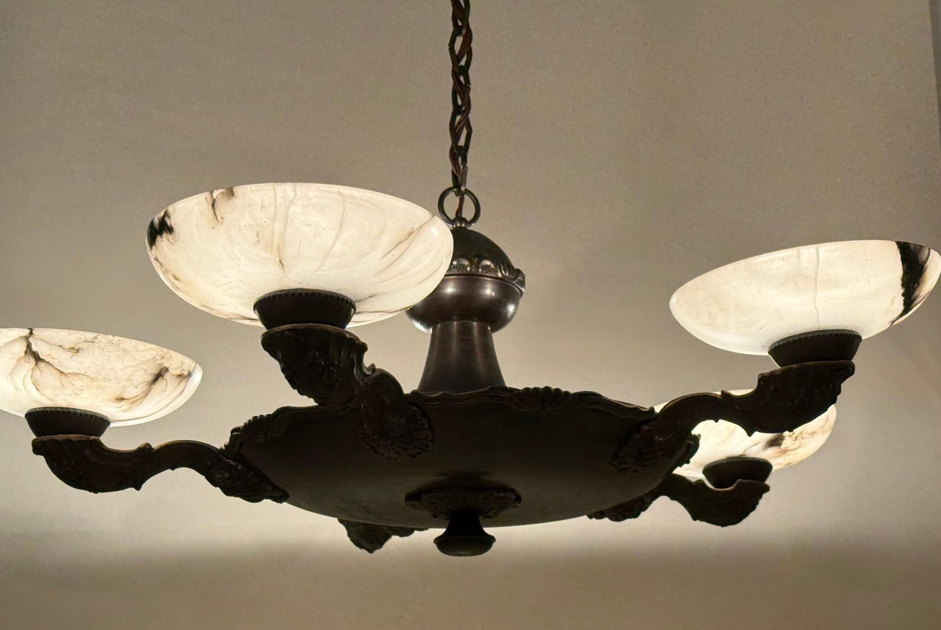 Araña Art Decó de alabastro con adornos florales, años 30 en venta 9