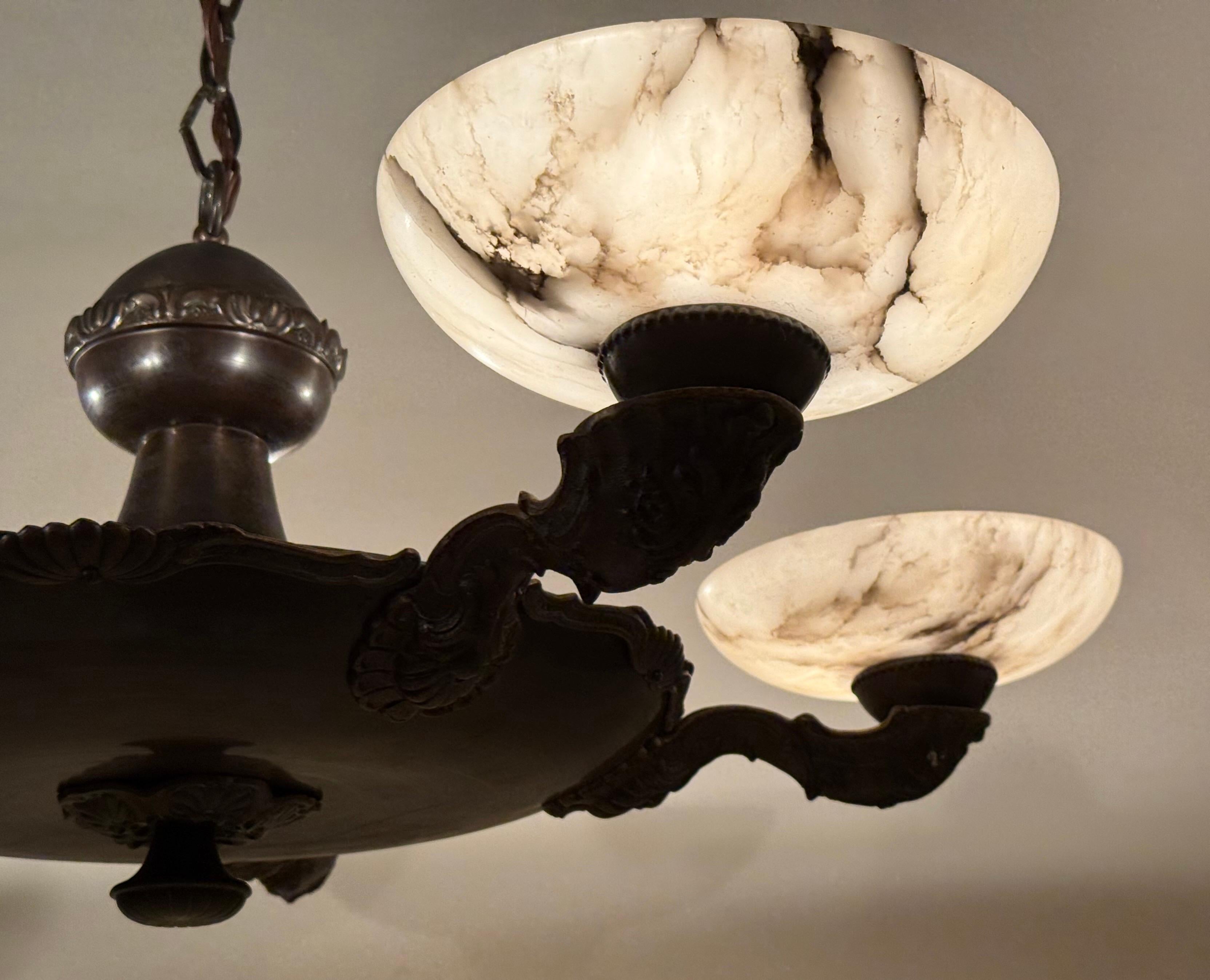 Araña Art Decó de alabastro con adornos florales, años 30 en venta 10