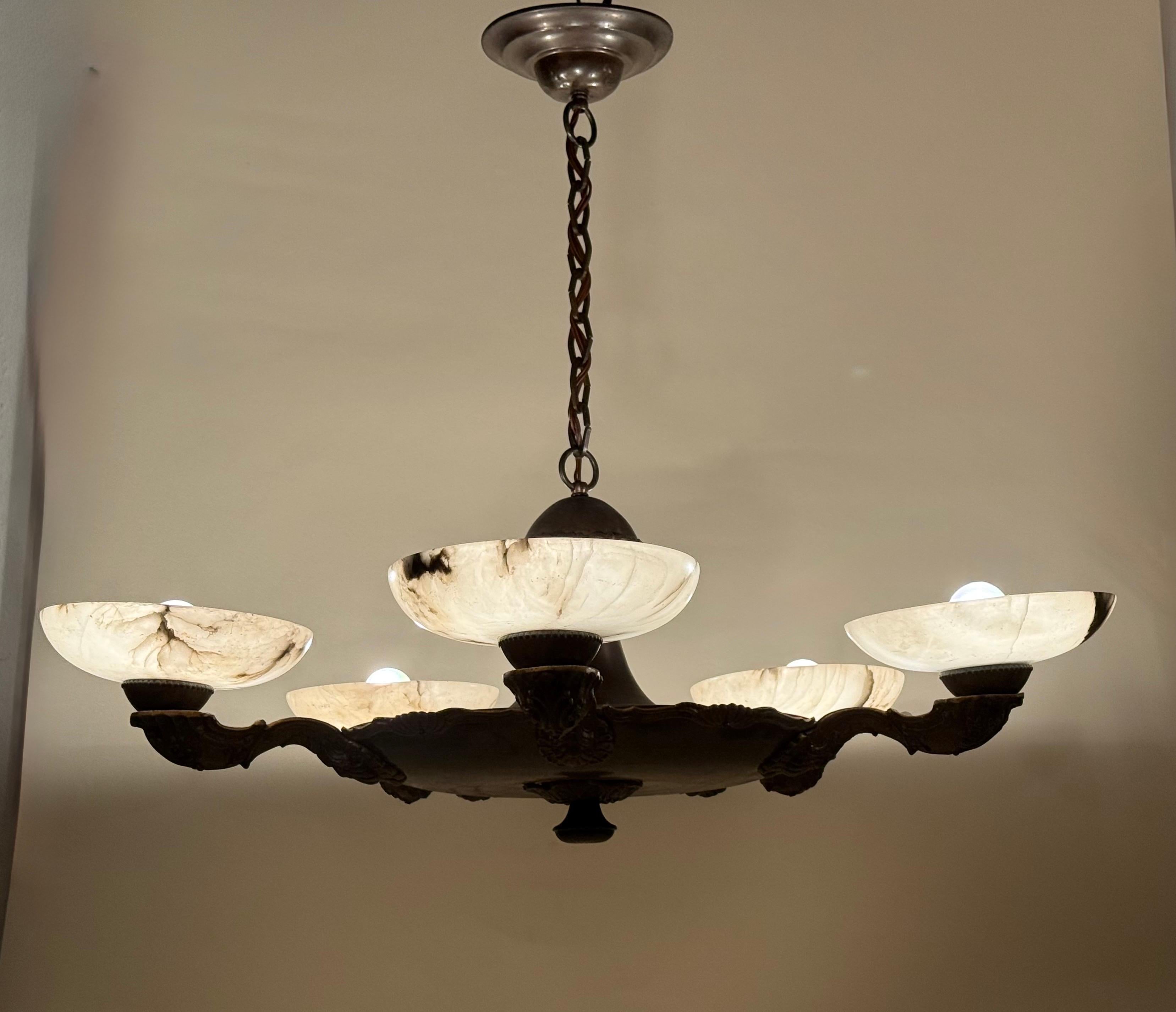 Araña Art Decó de alabastro con adornos florales, años 30 en venta 11