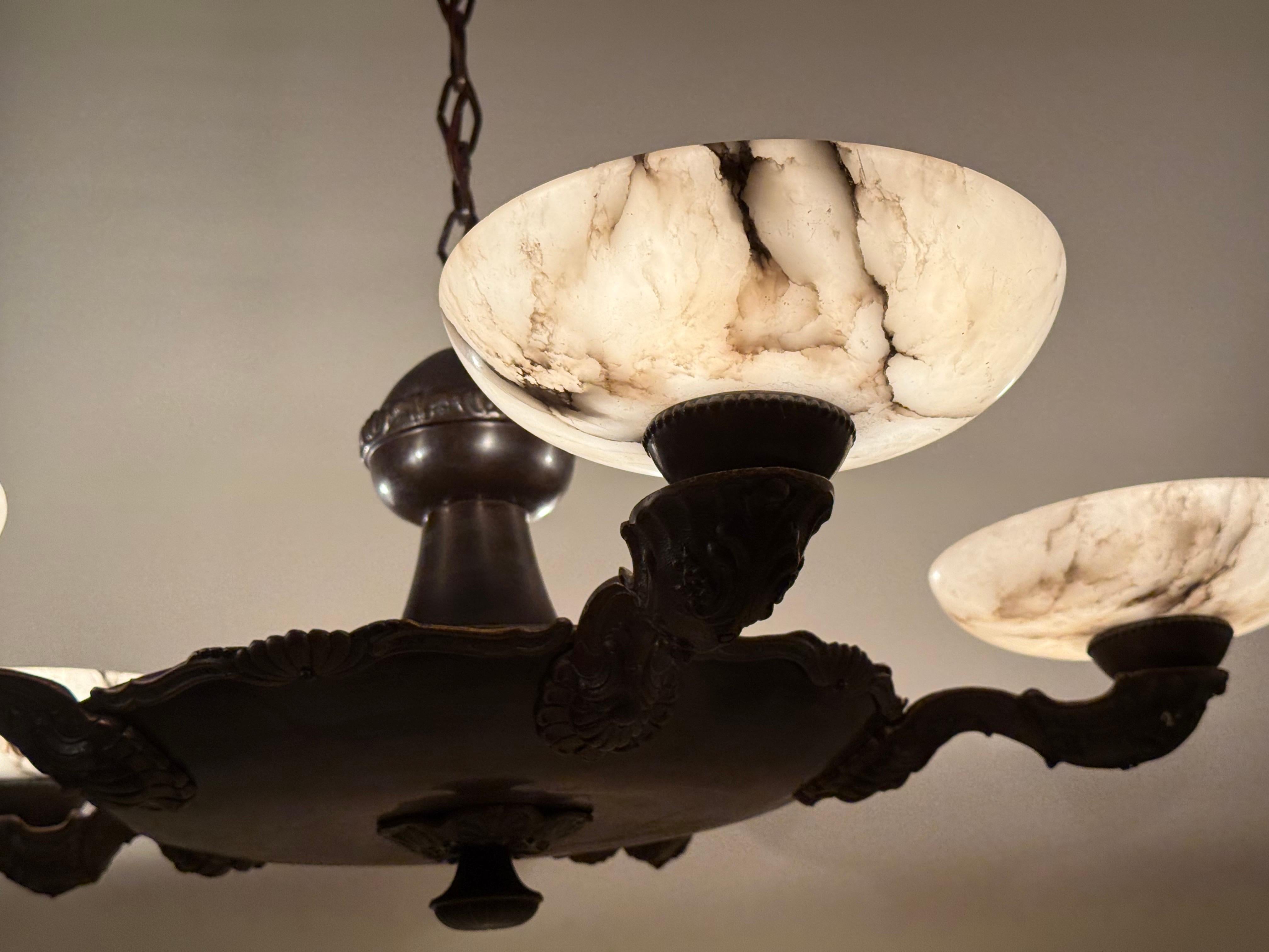 Araña Art Decó de alabastro con adornos florales, años 30 en venta 12