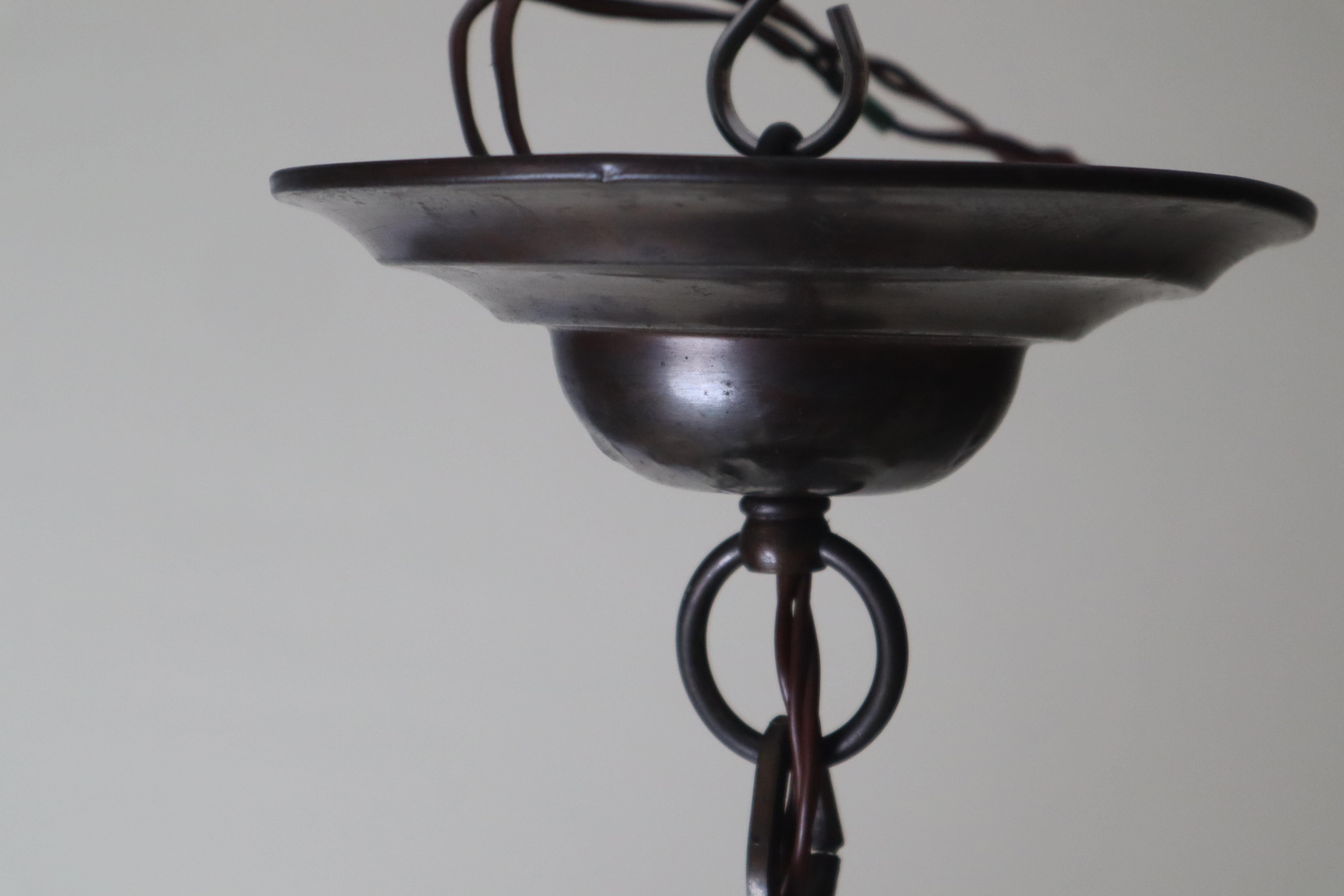 Araña Art Decó de alabastro con adornos florales, años 30 Latón en venta