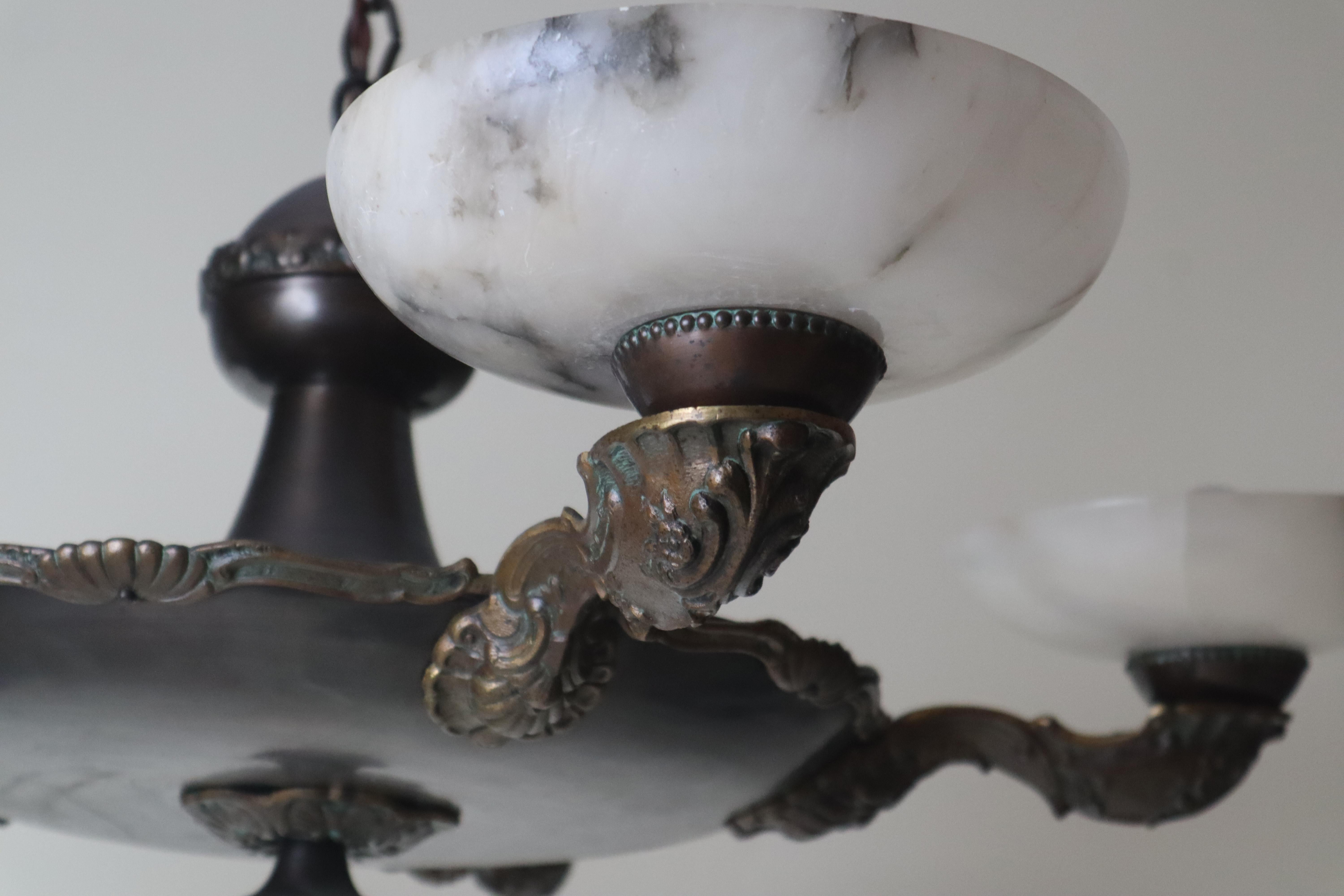 Araña Art Decó de alabastro con adornos florales, años 30 en venta 2