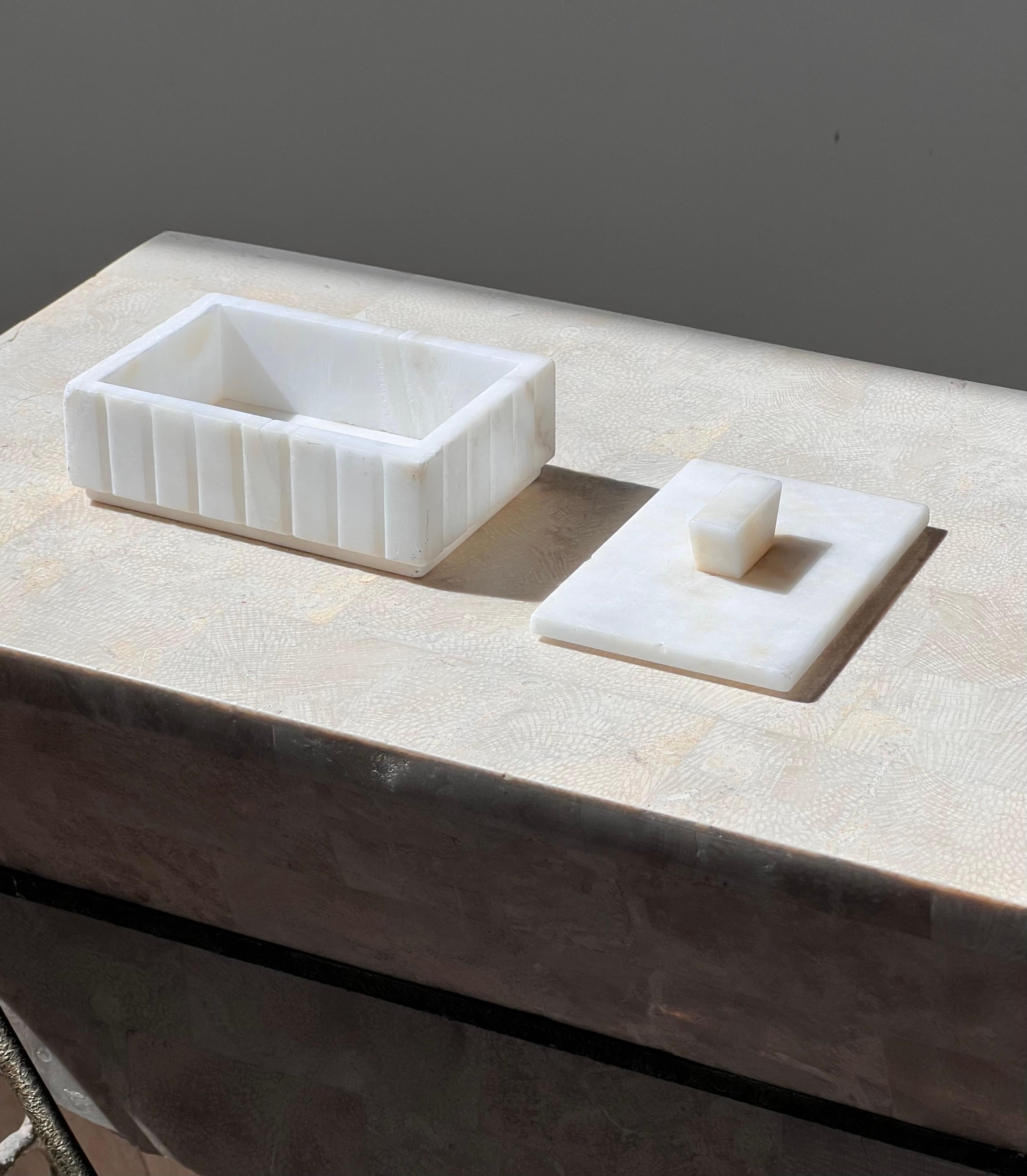 Art deco alabaster decorative trinket box, 20th century In Good Condition In View Park, CA