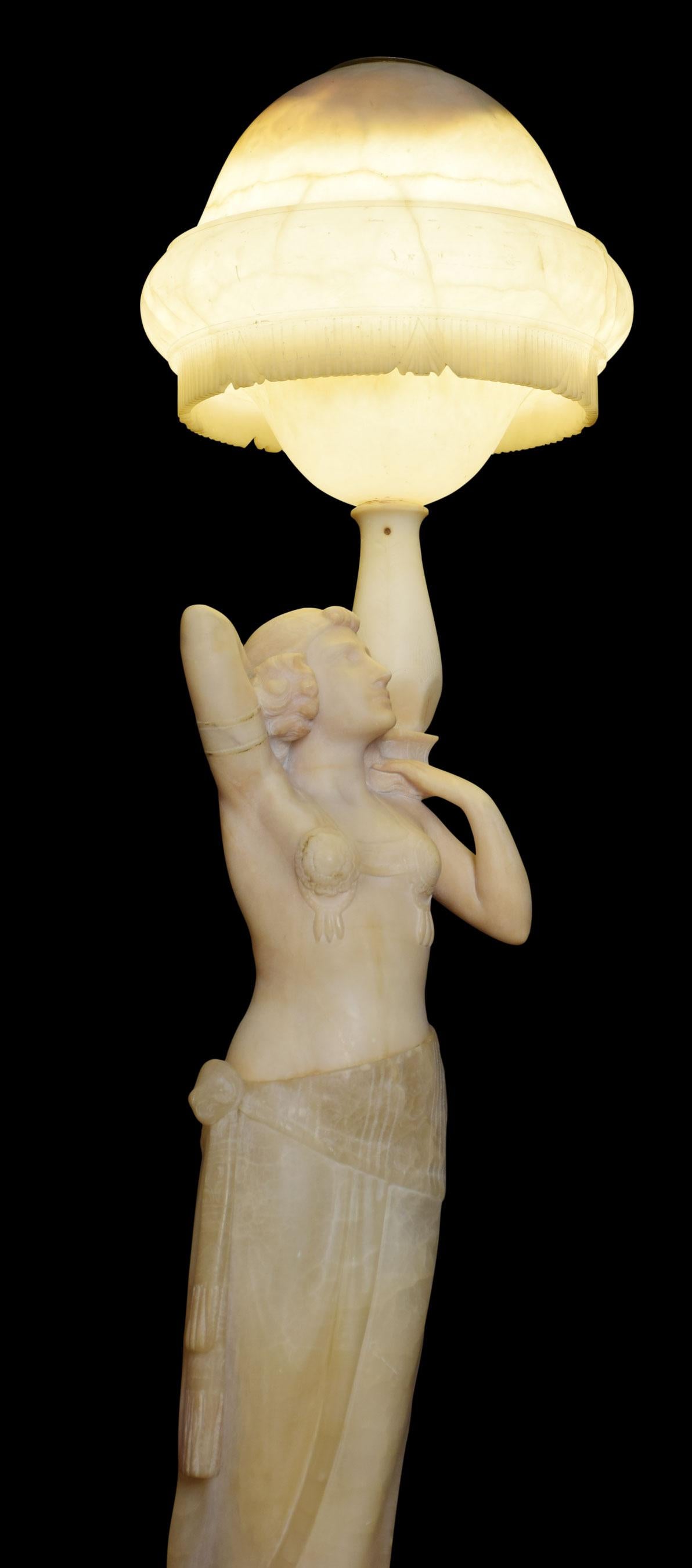 Lampe figurative Art Déco en albâtre en vente 9