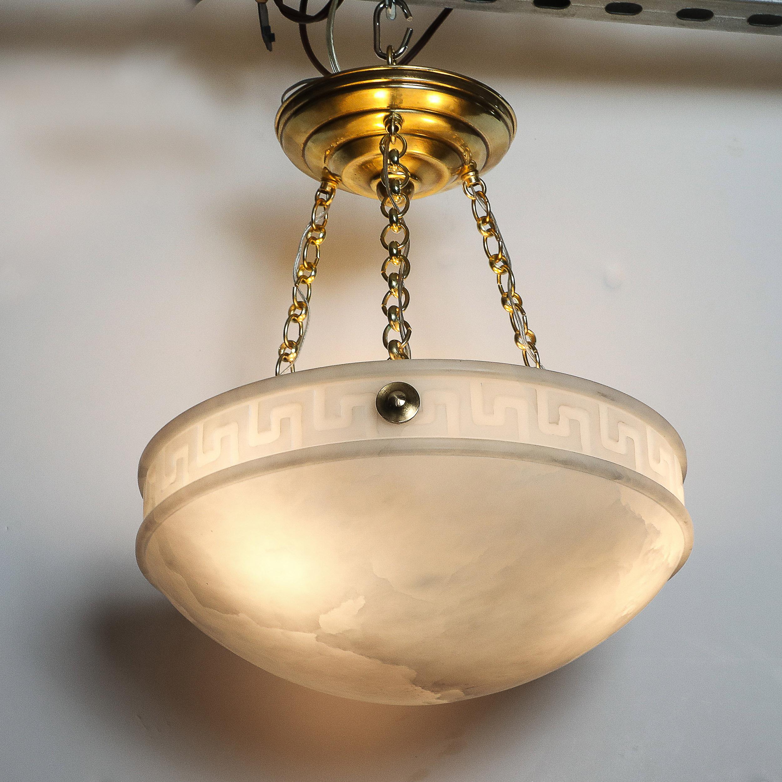 Araña colgante Art Déco de alabastro con detalles de llave griega y accesorios de latón en venta 3