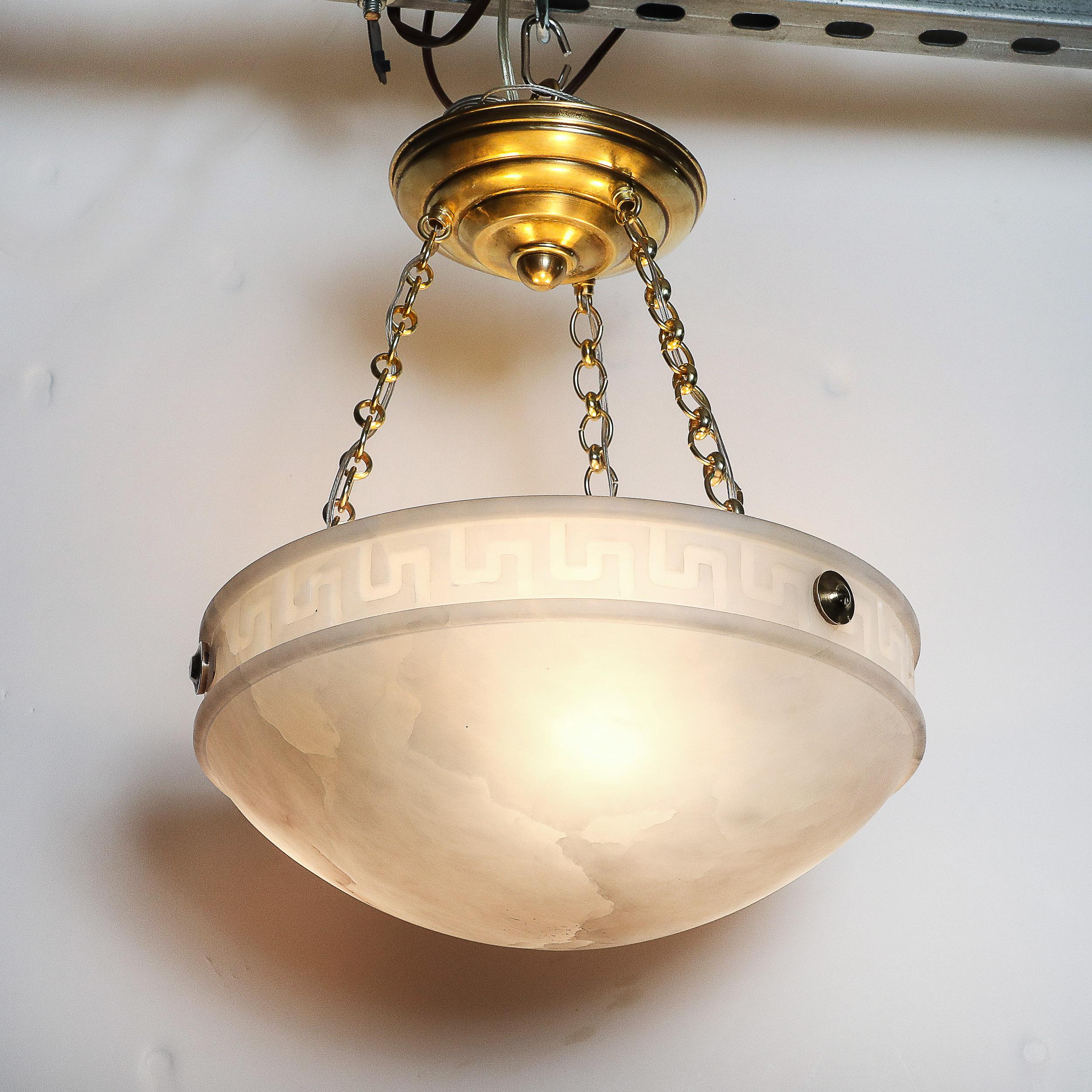 Araña colgante Art Déco de alabastro con detalles de llave griega y accesorios de latón en venta 4