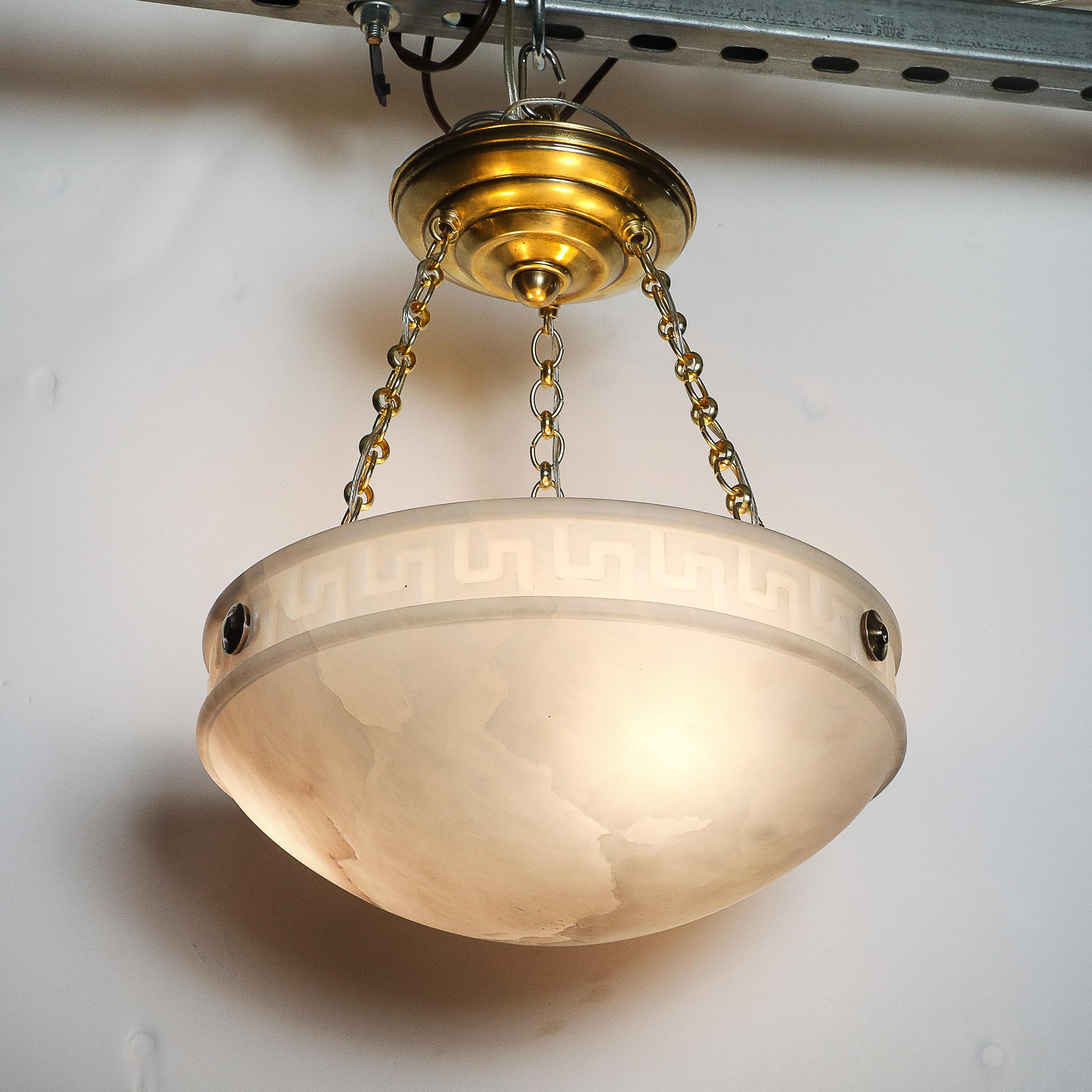 Araña colgante Art Déco de alabastro con detalles de llave griega y accesorios de latón en venta 5