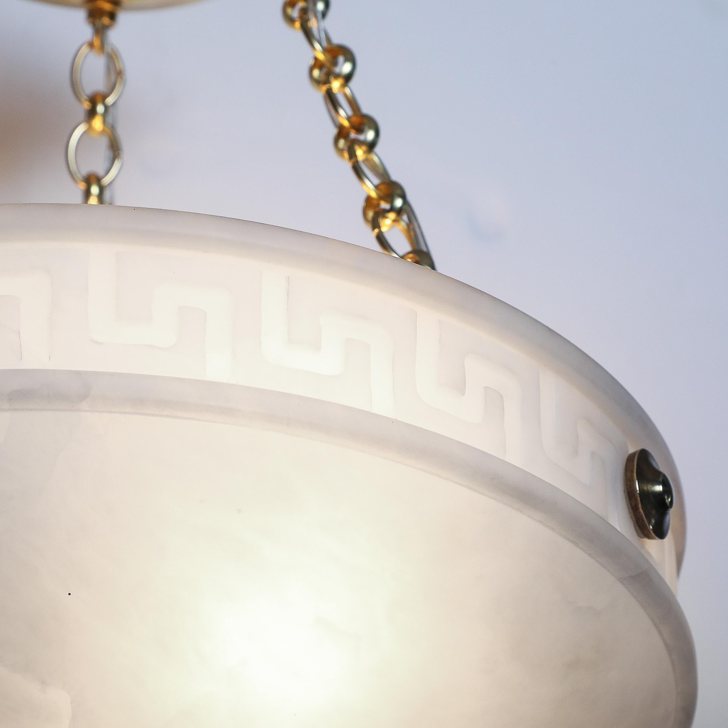 Araña colgante Art Déco de alabastro con detalles de llave griega y accesorios de latón en venta 6