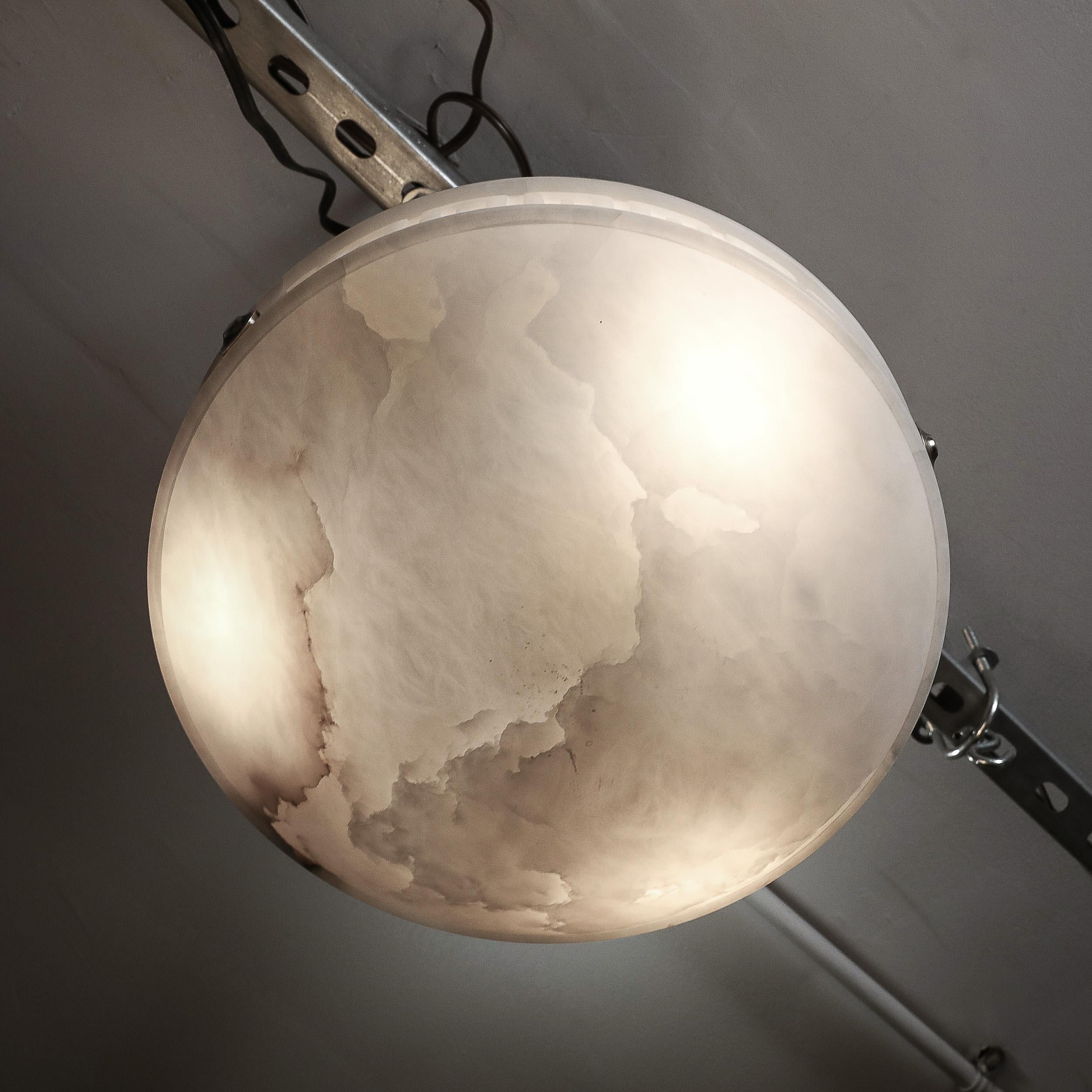 Araña colgante Art Déco de alabastro con detalles de llave griega y accesorios de latón en venta 7