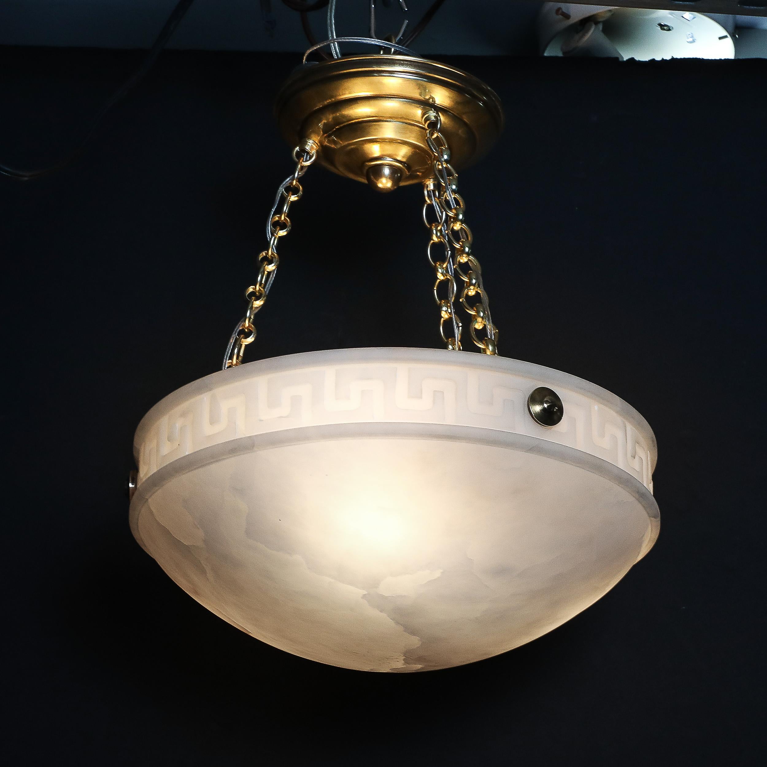 Araña colgante Art Déco de alabastro con detalles de llave griega y accesorios de latón en venta 8