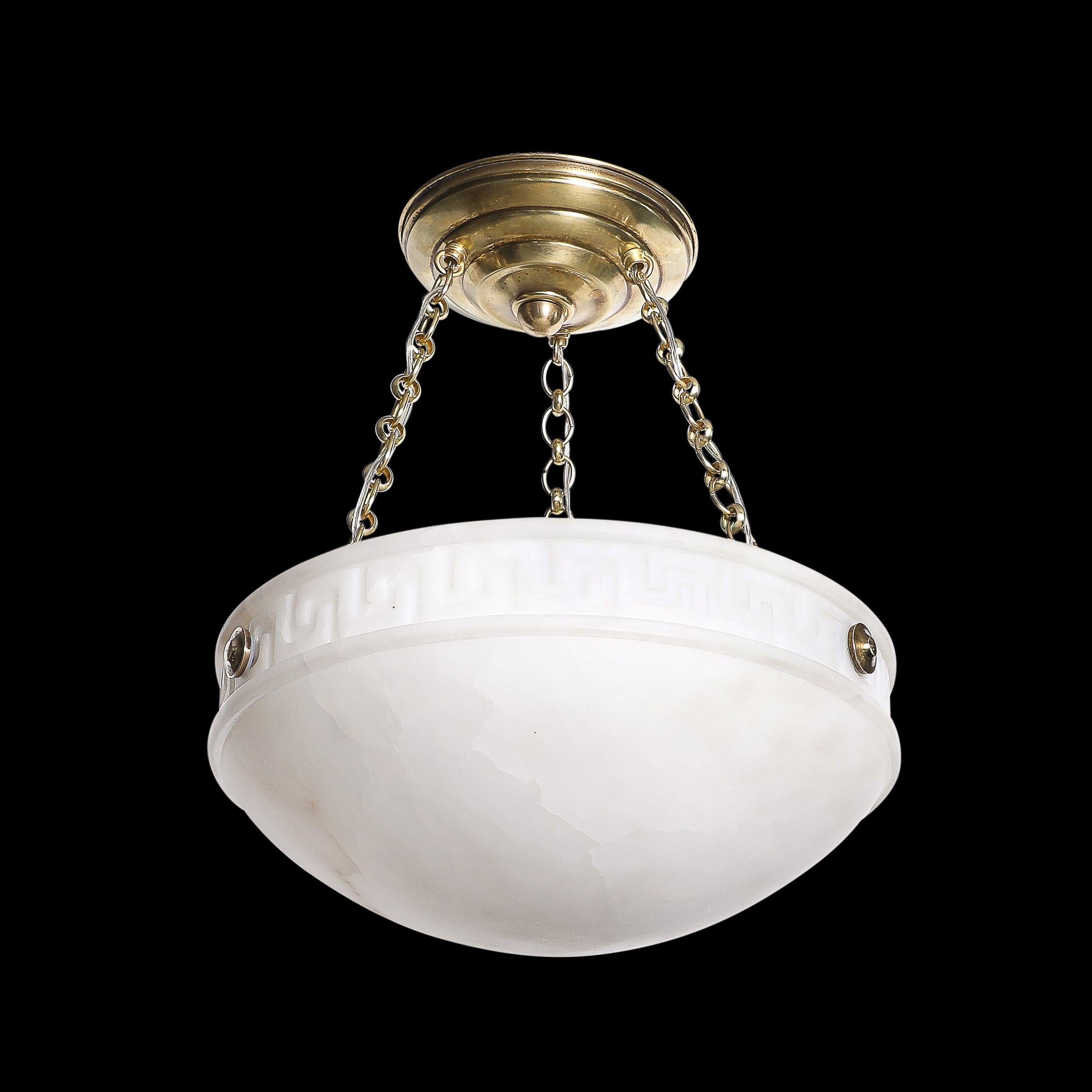 Esta impresionante araña colgante de alabastro Art Decó, creada hacia 1935, presenta una armoniosa mezcla de materiales lujosos y detalles intrincados, epítome de la elegancia de la época. La araña está fabricada en exquisito alabastro, y su calidad