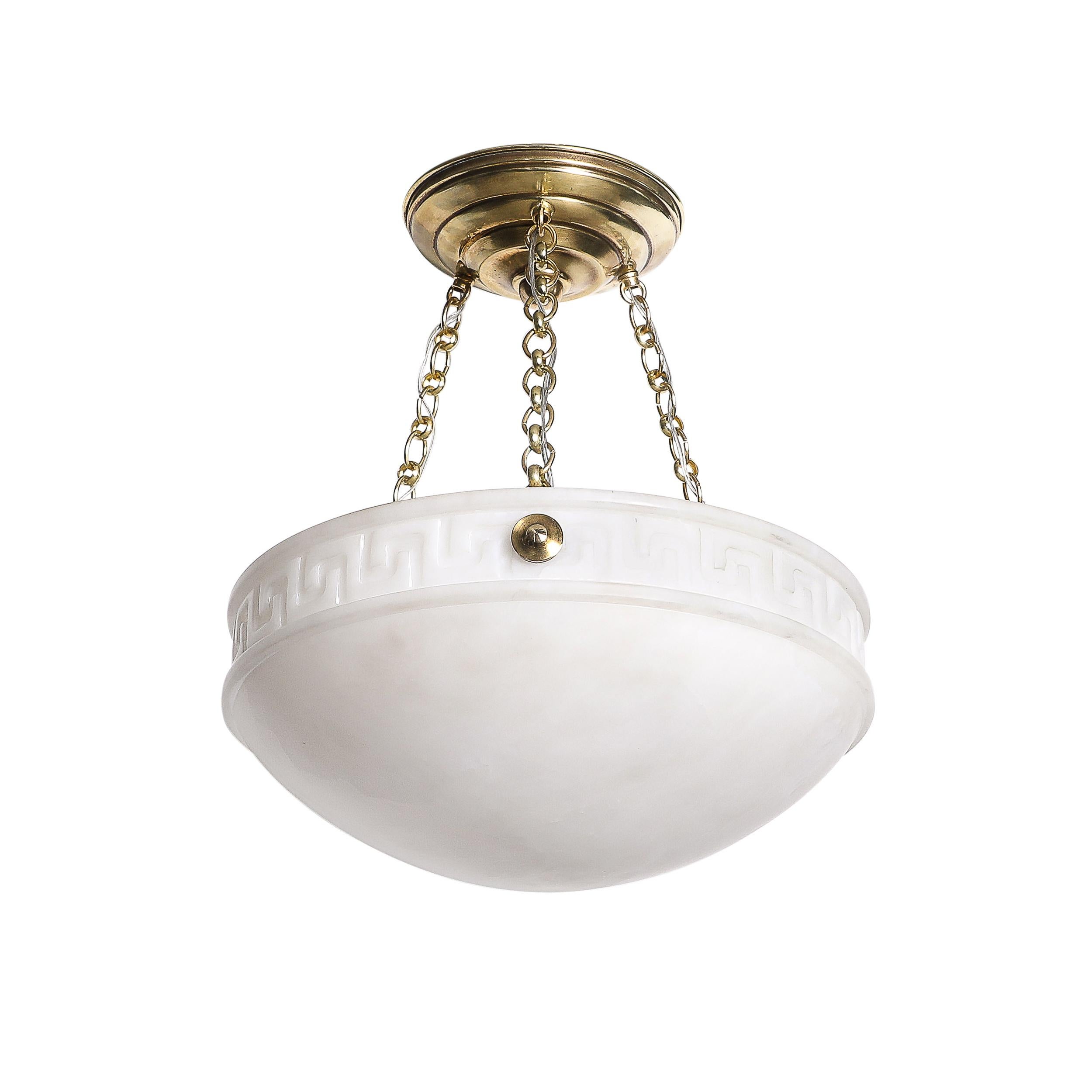 Araña colgante Art Déco de alabastro con detalles de llave griega y accesorios de latón Art Decó en venta