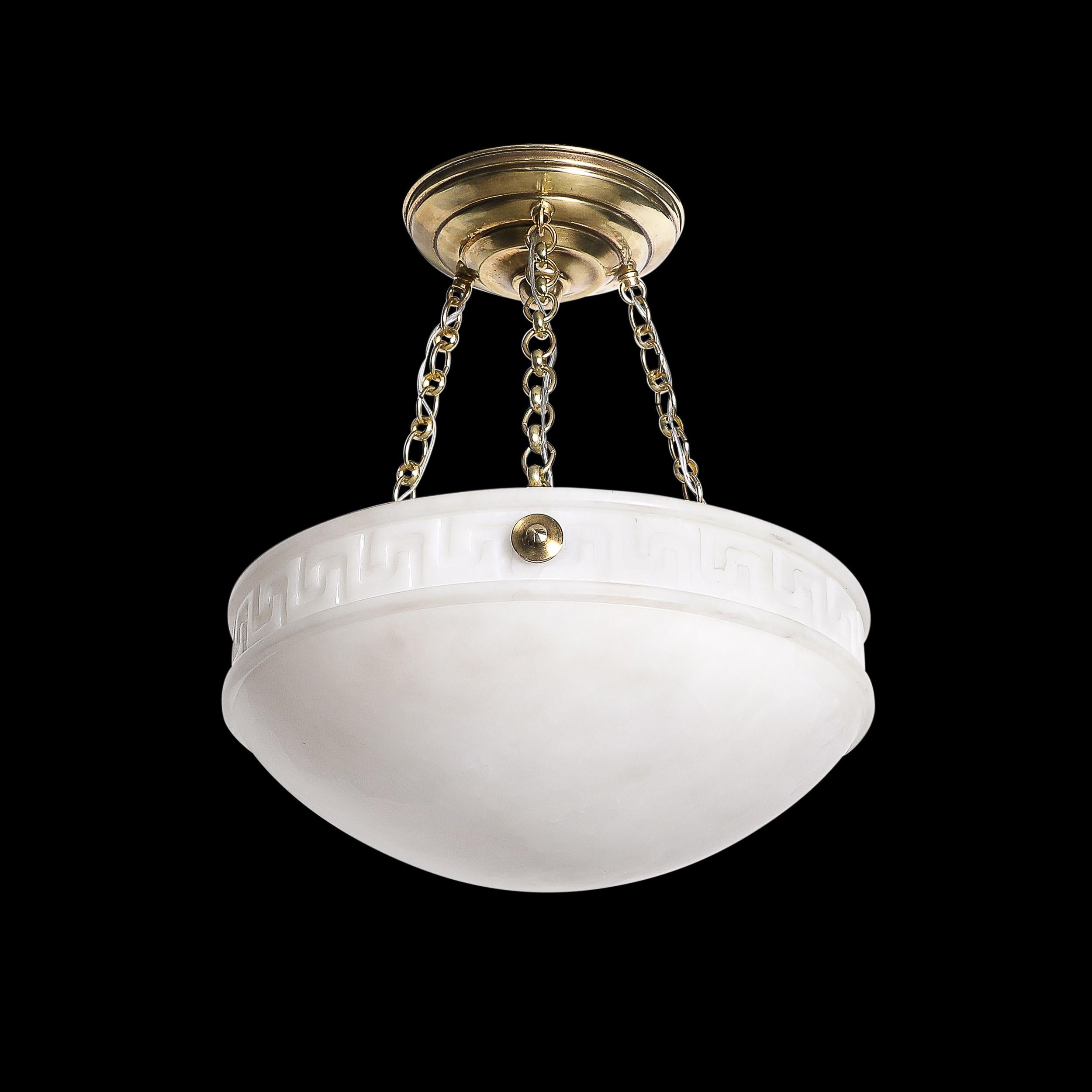 Araña colgante Art Déco de alabastro con detalles de llave griega y accesorios de latón Estadounidense en venta