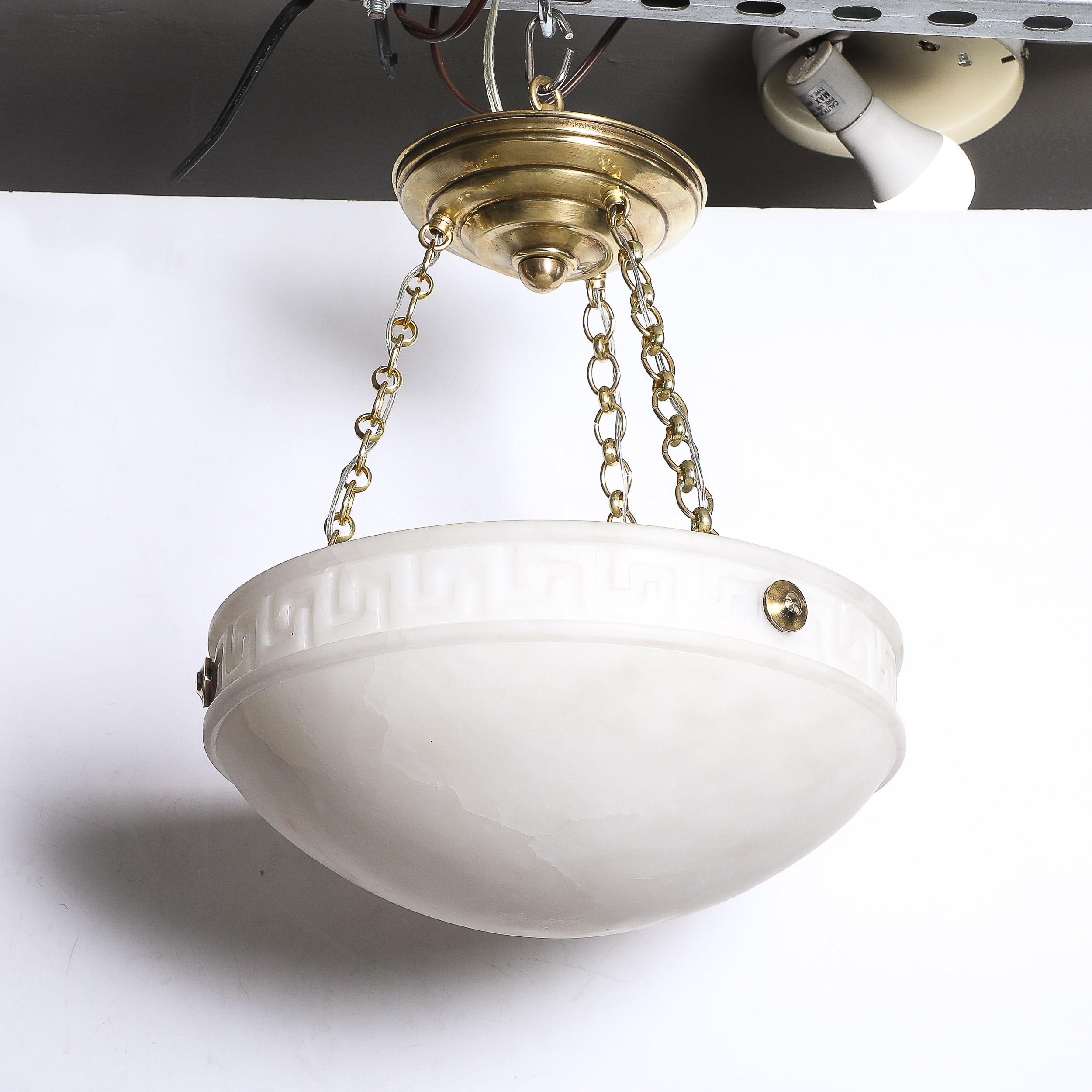 Araña colgante Art Déco de alabastro con detalles de llave griega y accesorios de latón en Excelente estado para la venta en New York, NY