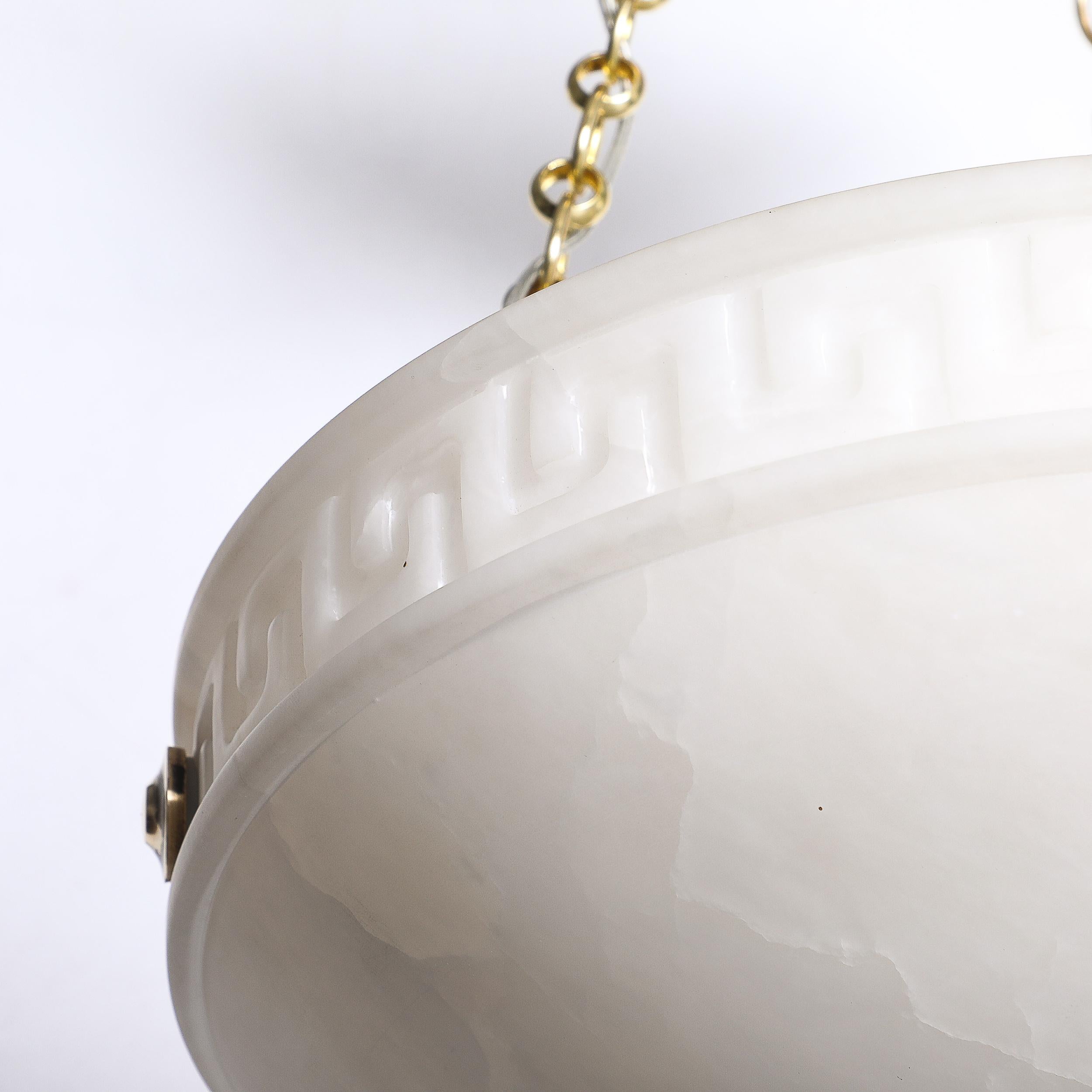 Araña colgante Art Déco de alabastro con detalles de llave griega y accesorios de latón Latón en venta