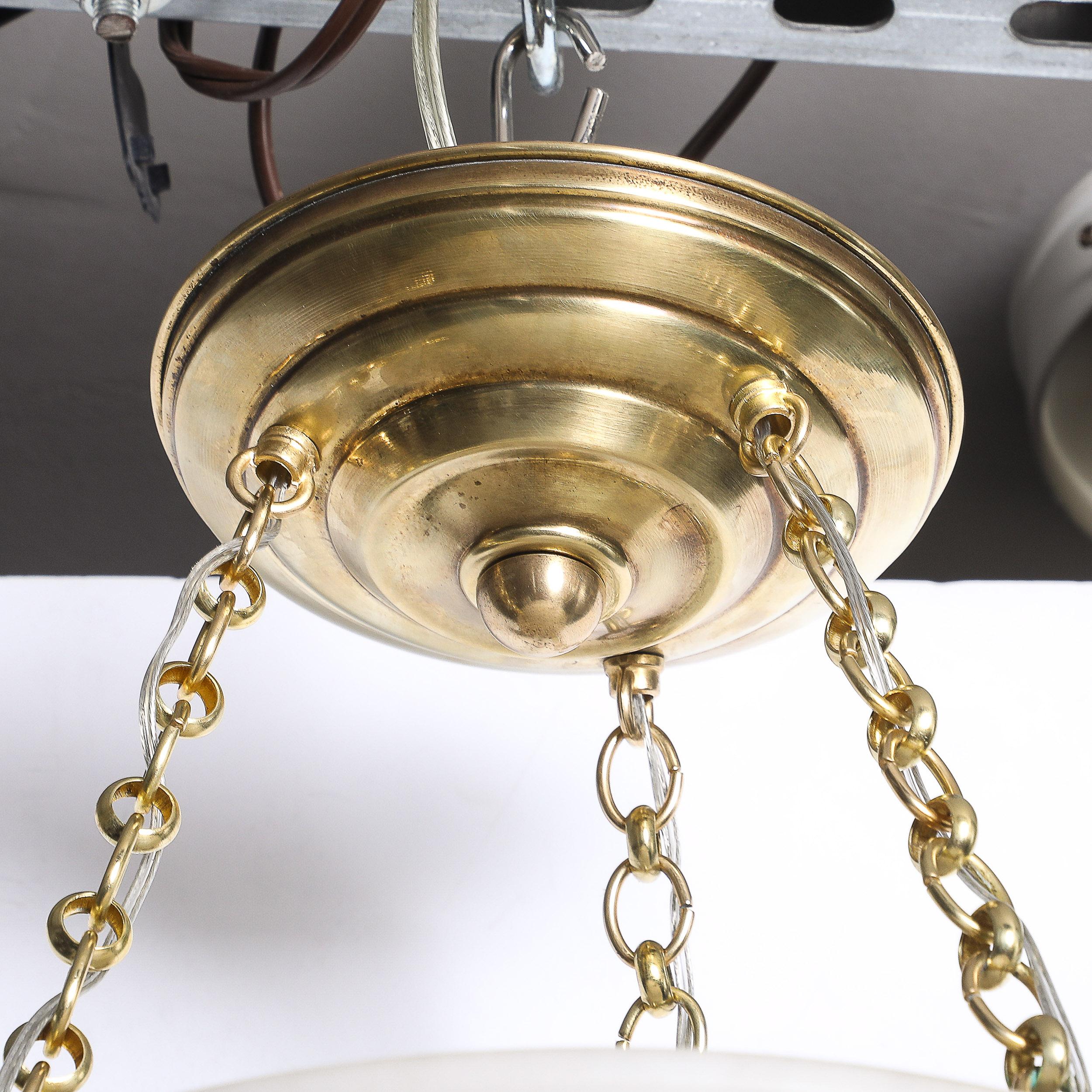 Araña colgante Art Déco de alabastro con detalles de llave griega y accesorios de latón en venta 2