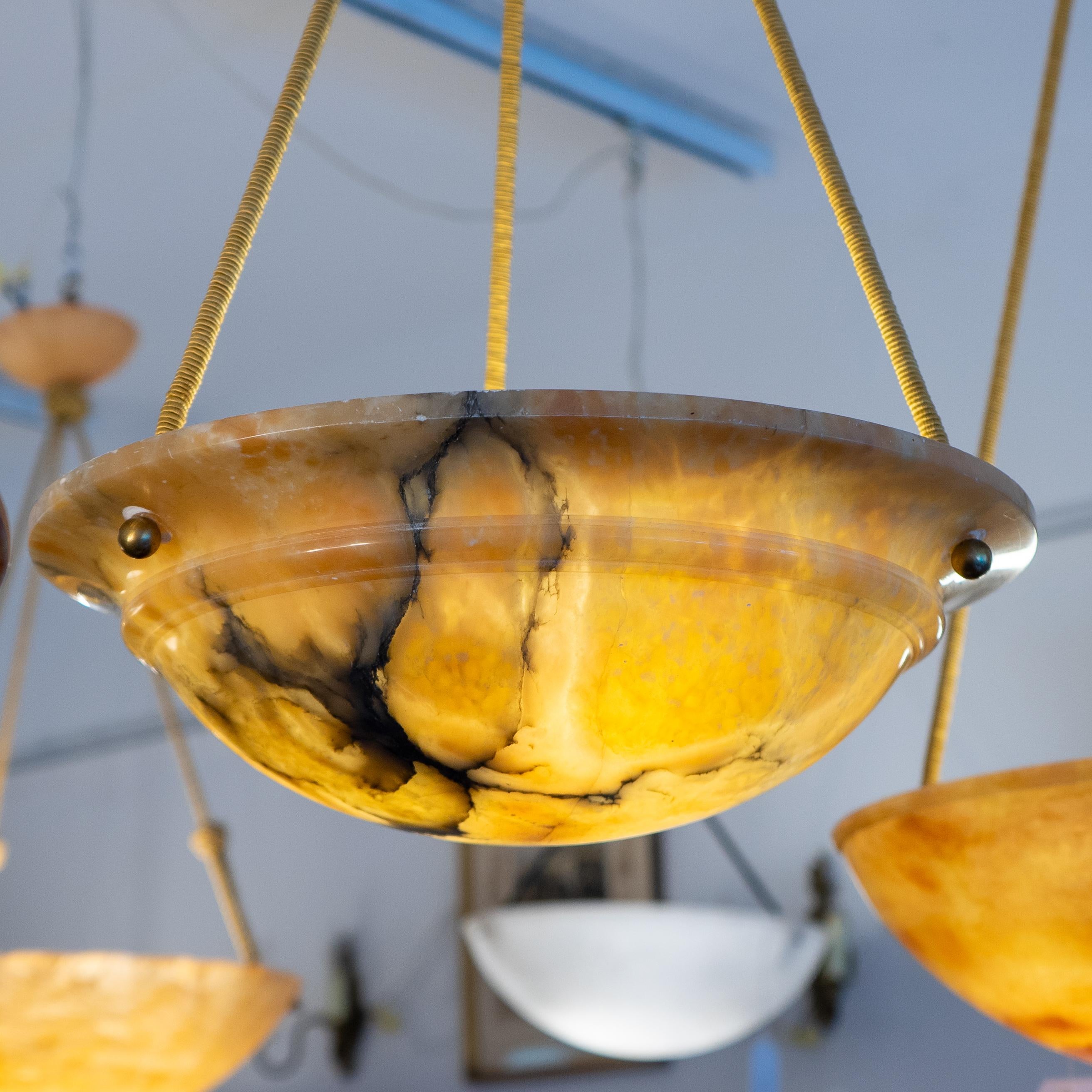 Questa lampada in alabastro ambrato è elegantemente intagliata e sfoggia un design senza tempo che emana un'eleganza d'altri tempi. Le venature e la mineralizzazione conferiscono al pezzo un carattere unico e una consistenza ricca. L'apparecchio