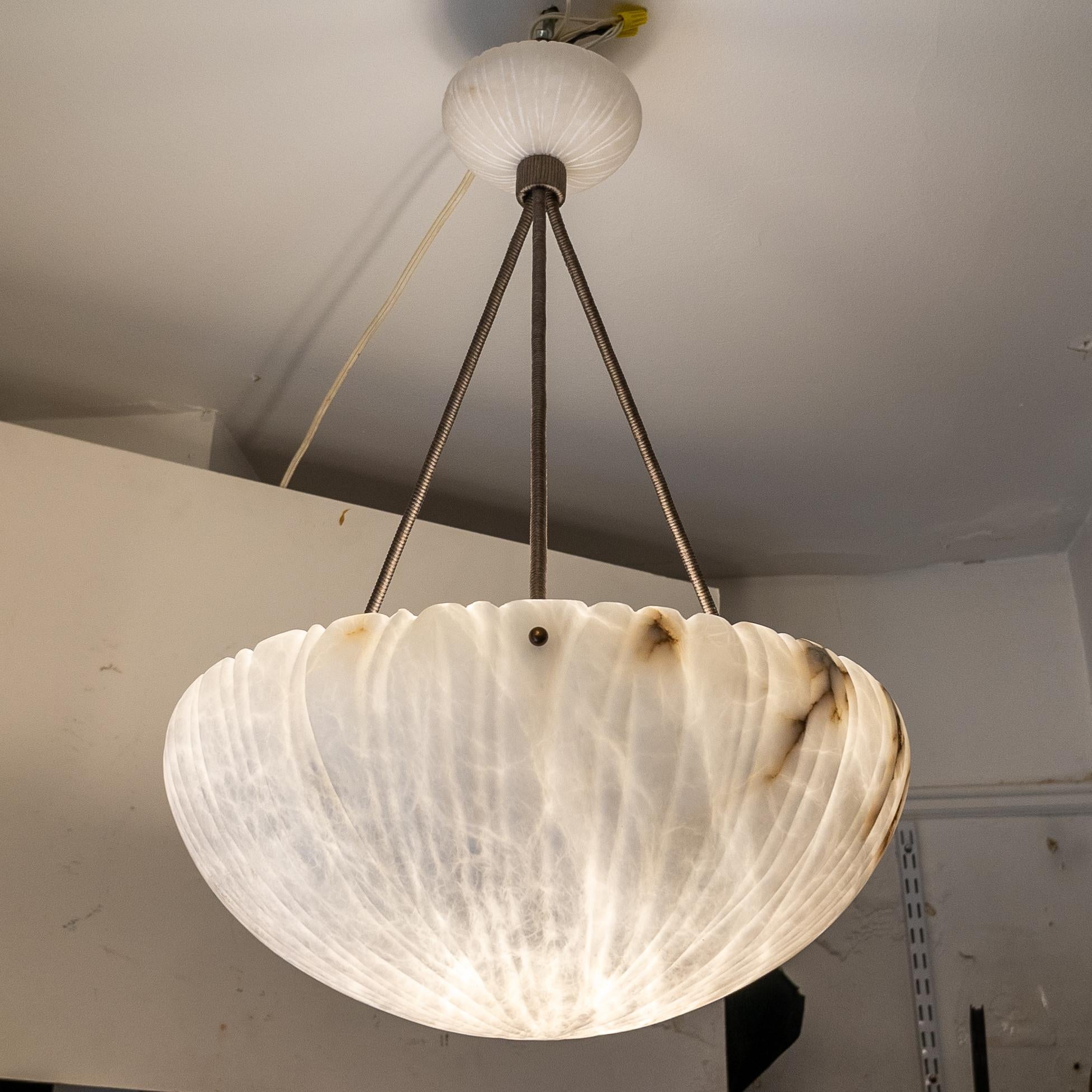 Sculpté Lampe à suspension Art Déco albâtre en vente