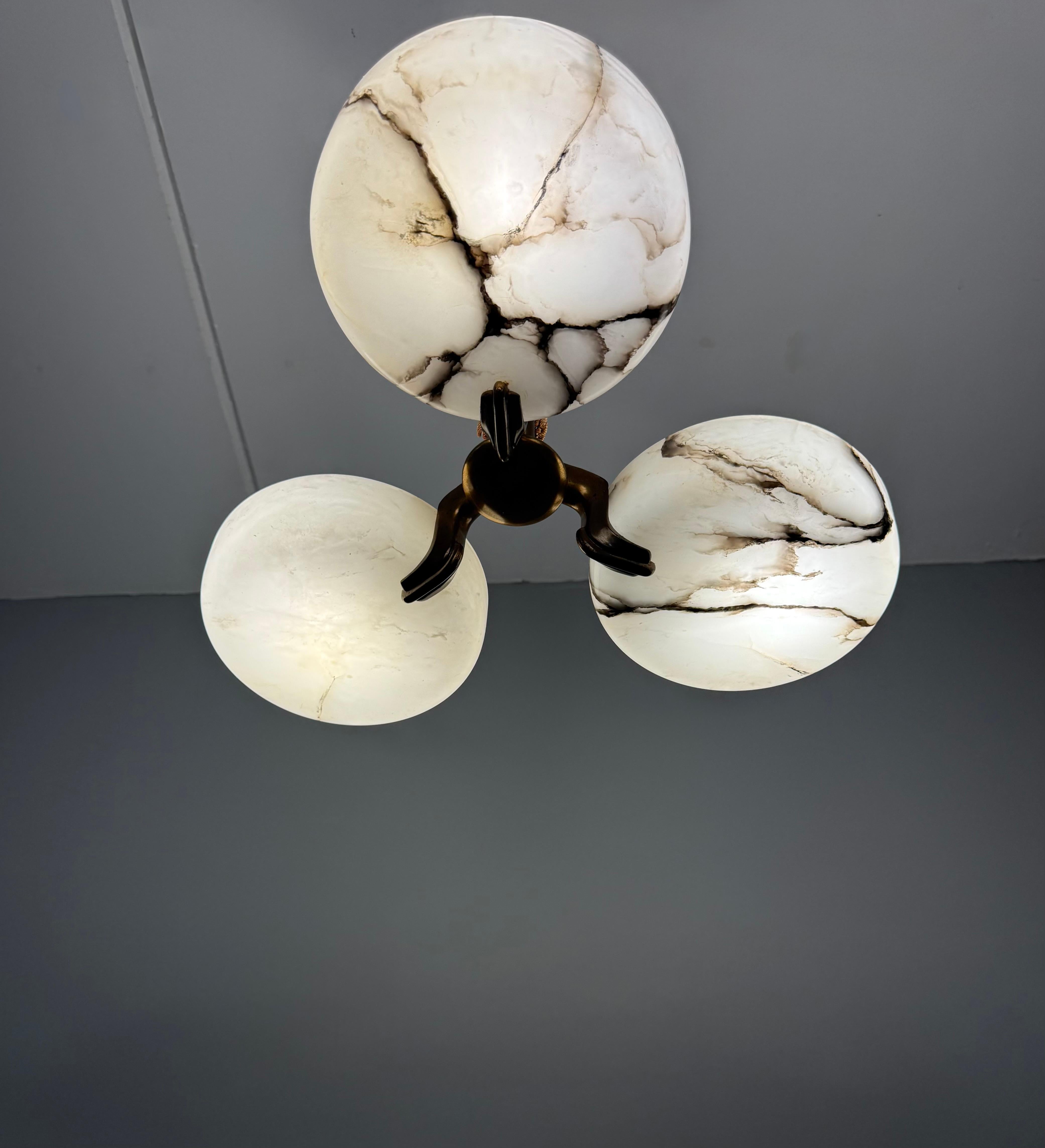 Stunning and Rare Art Deco Alabaster Chandelier, early 20th Century, Italy For Sale 11