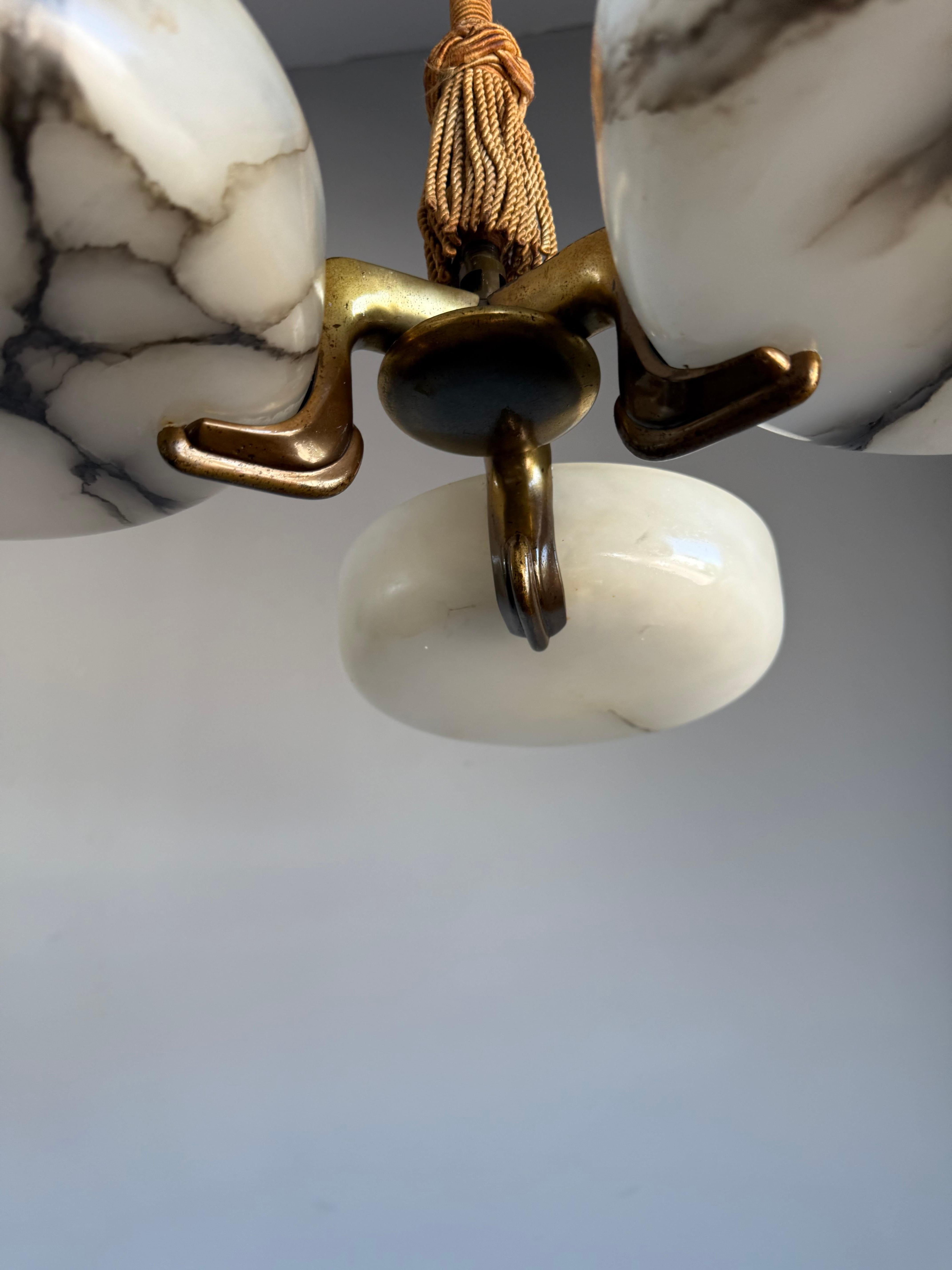 Stunning and Rare Art Deco Alabaster Chandelier, early 20th Century, Italy For Sale 3