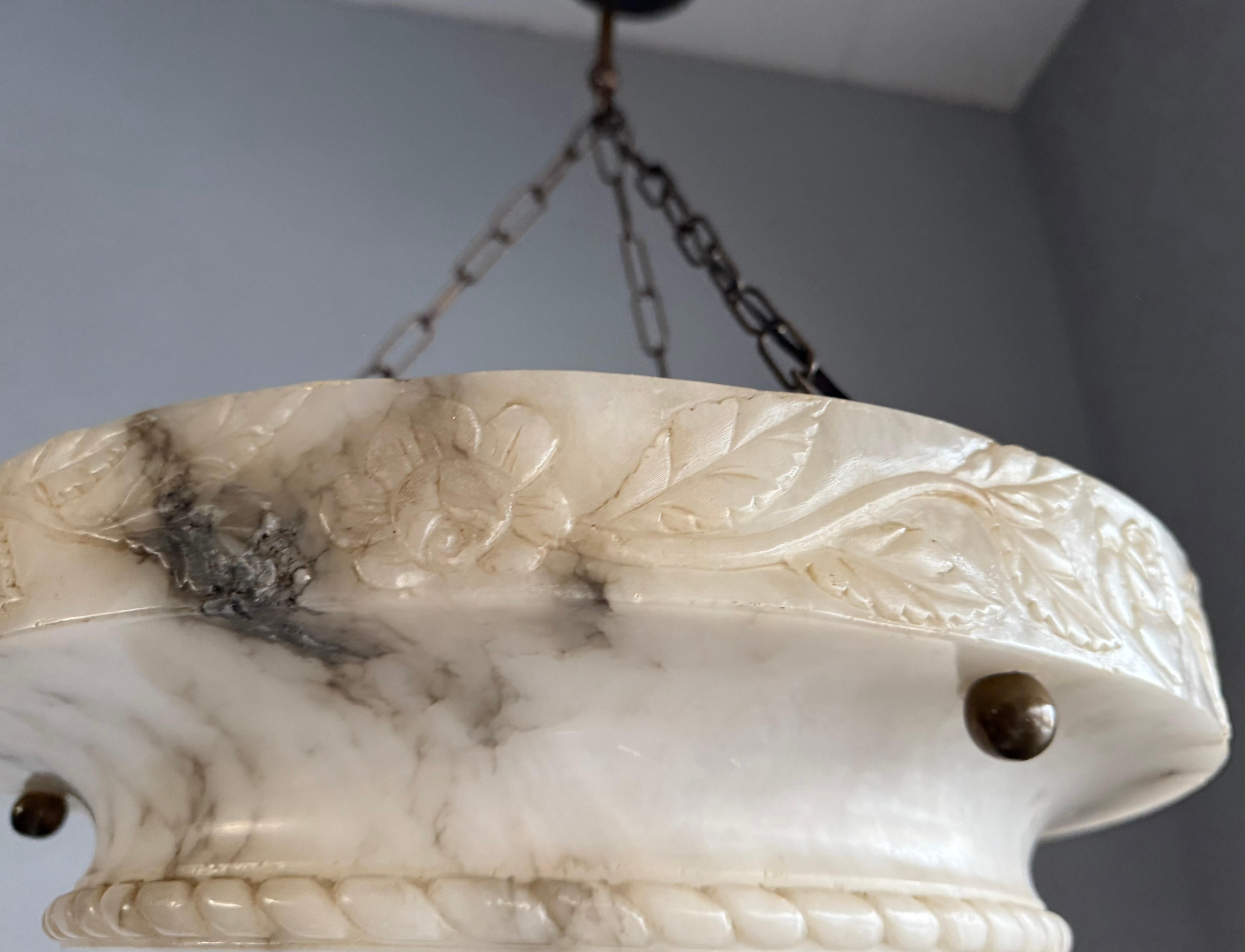 Lampe pendante en albâtre Art Deco avec bord sculpté en rose et chaînes en laiton, 17.8Ø