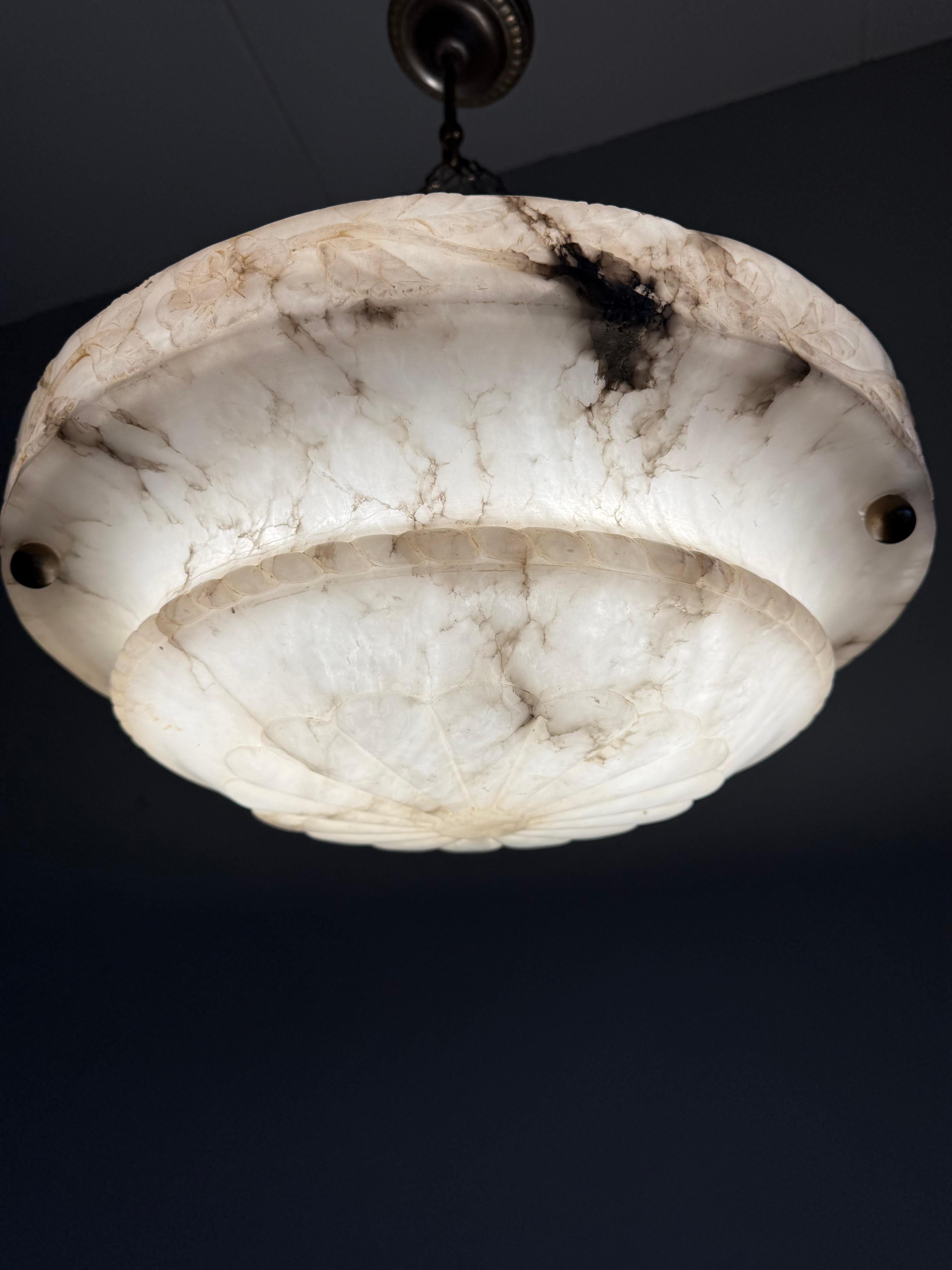 Lampe pendante en albâtre Art Deco avec bord sculpté en rose et chaînes en laiton, 17.8Ø