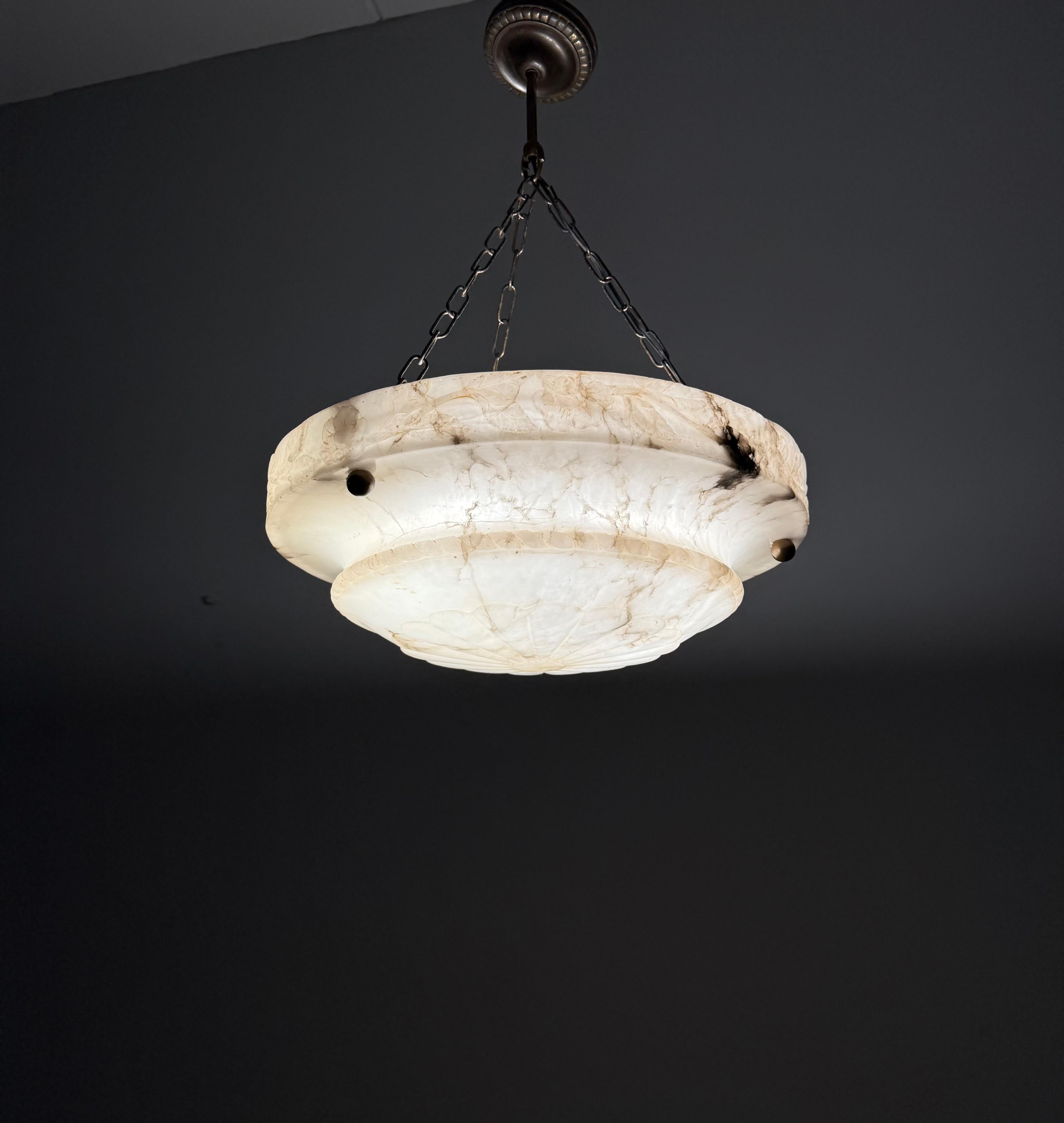 Lampe pendante en albâtre Art Deco avec bord sculpté en rose et chaînes en laiton, 17.8Ø