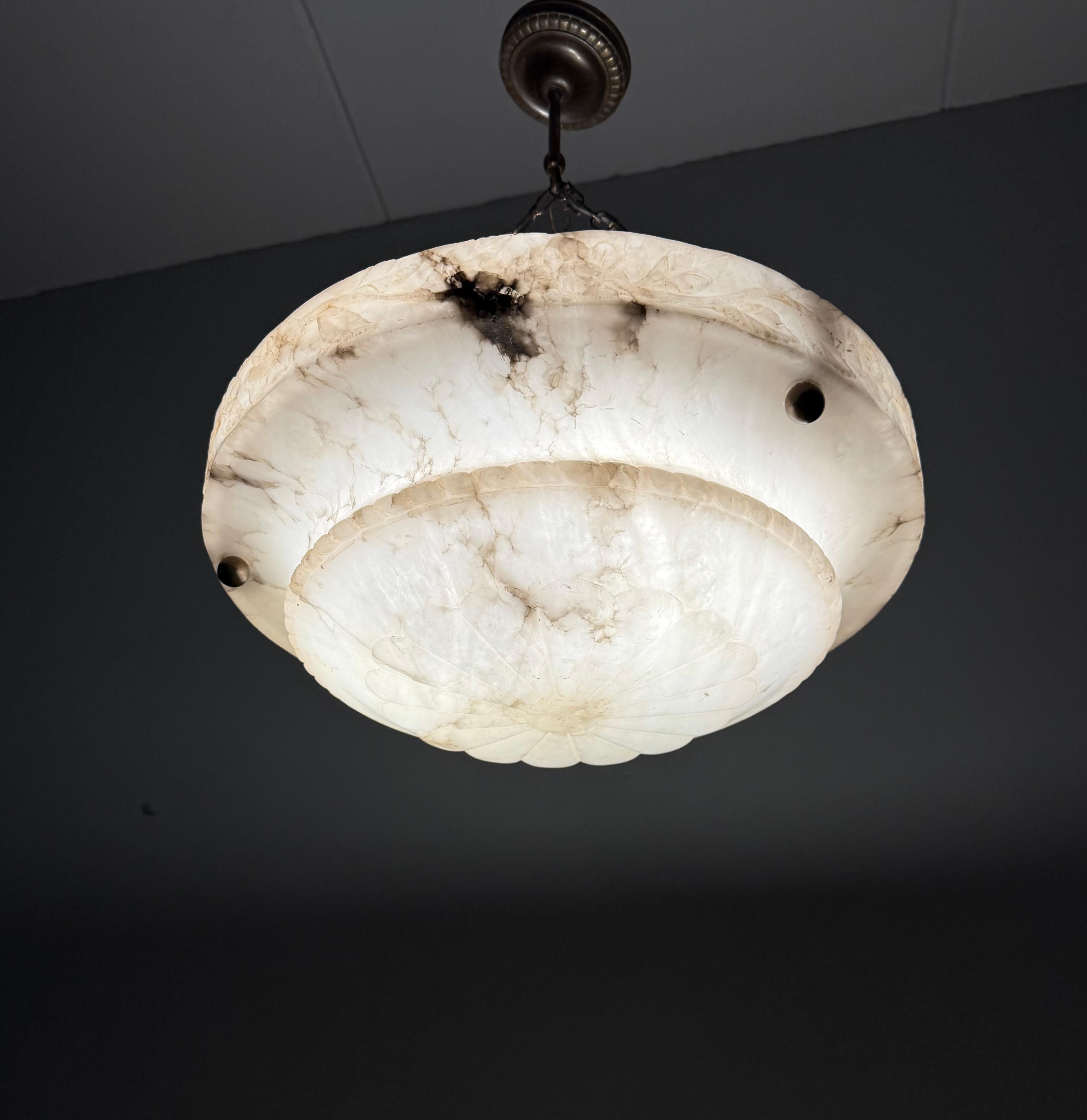 Lampe pendante en albâtre Art Deco avec bord sculpté en rose et chaînes en laiton, 17.8Ø