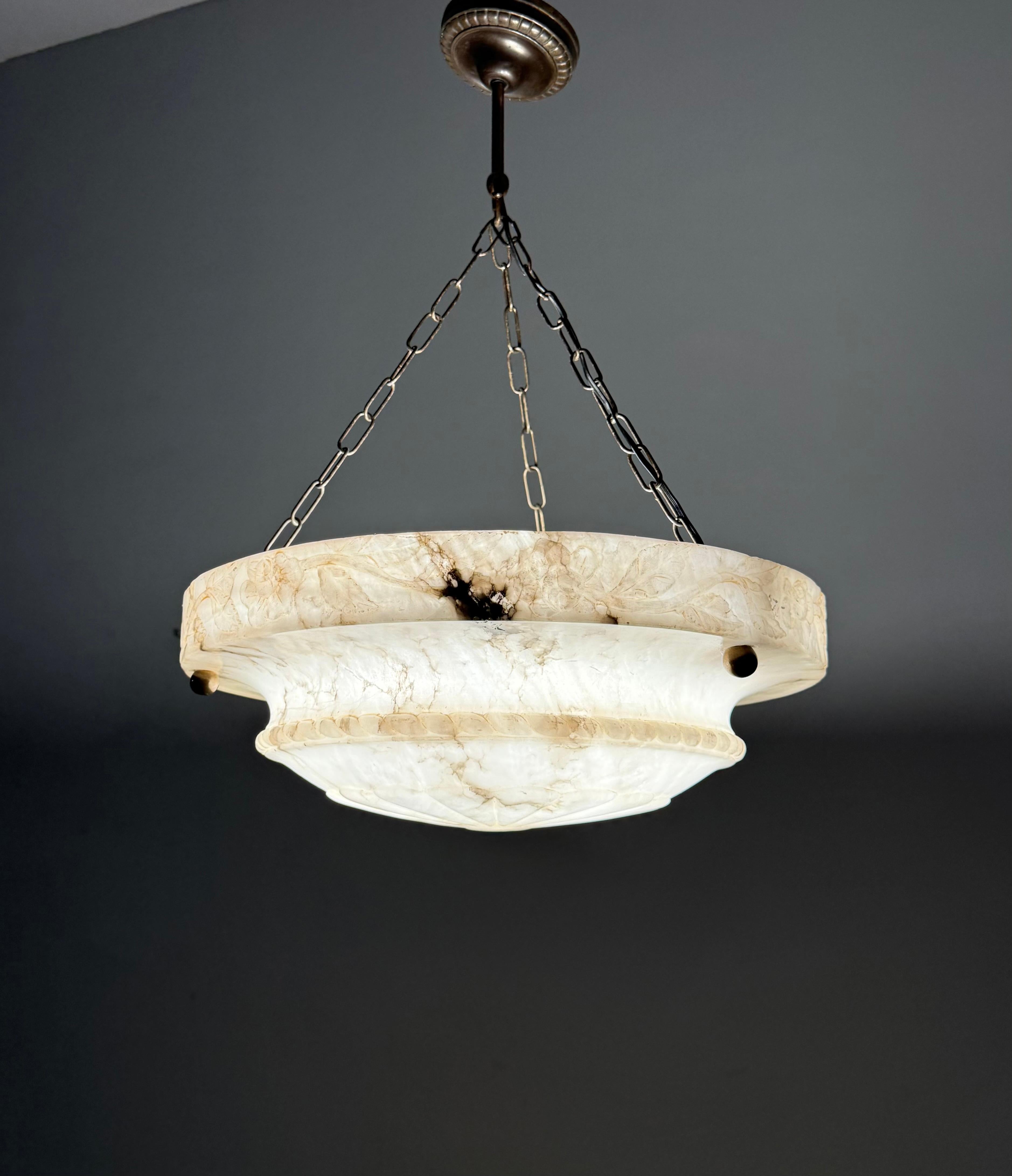 Lampe pendante en albâtre Art Deco avec bord sculpté en rose et chaînes en laiton, 17.8Ø