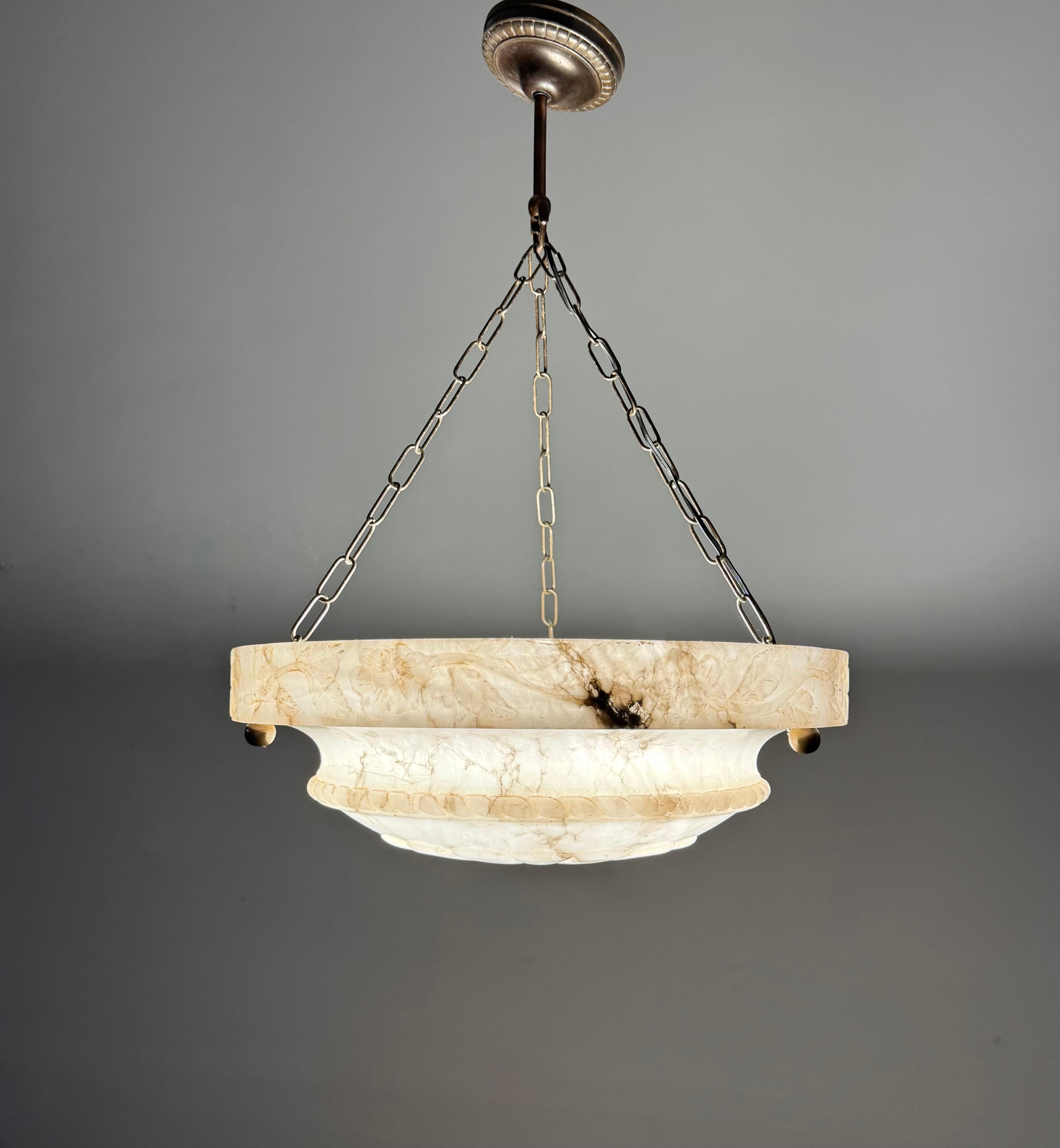 Lampe pendante en albâtre Art Deco avec bord sculpté en rose et chaînes en laiton, 17.8Ø