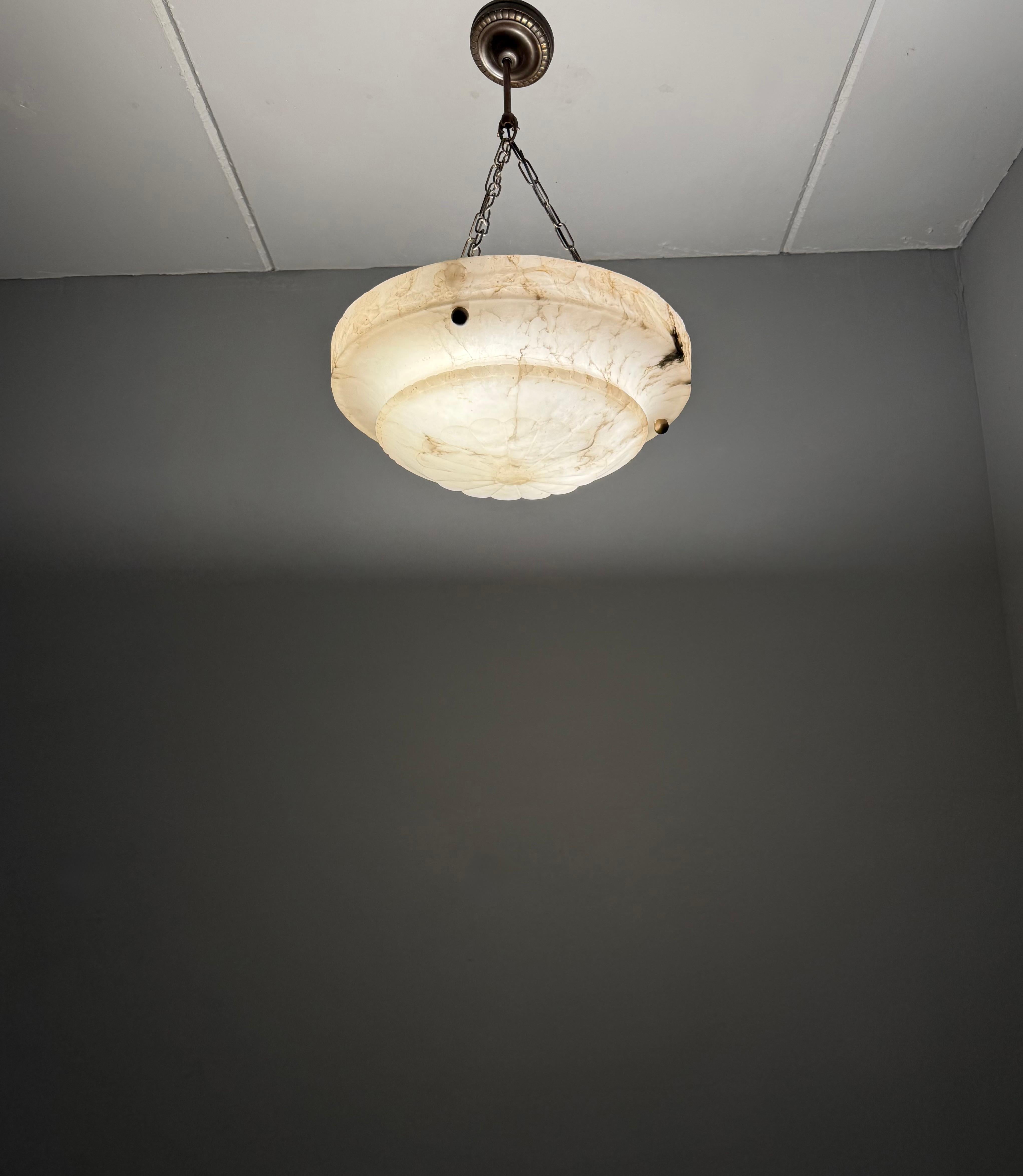 Lampe pendante en albâtre Art Deco avec bord sculpté en rose et chaînes en laiton, 17.8Ø