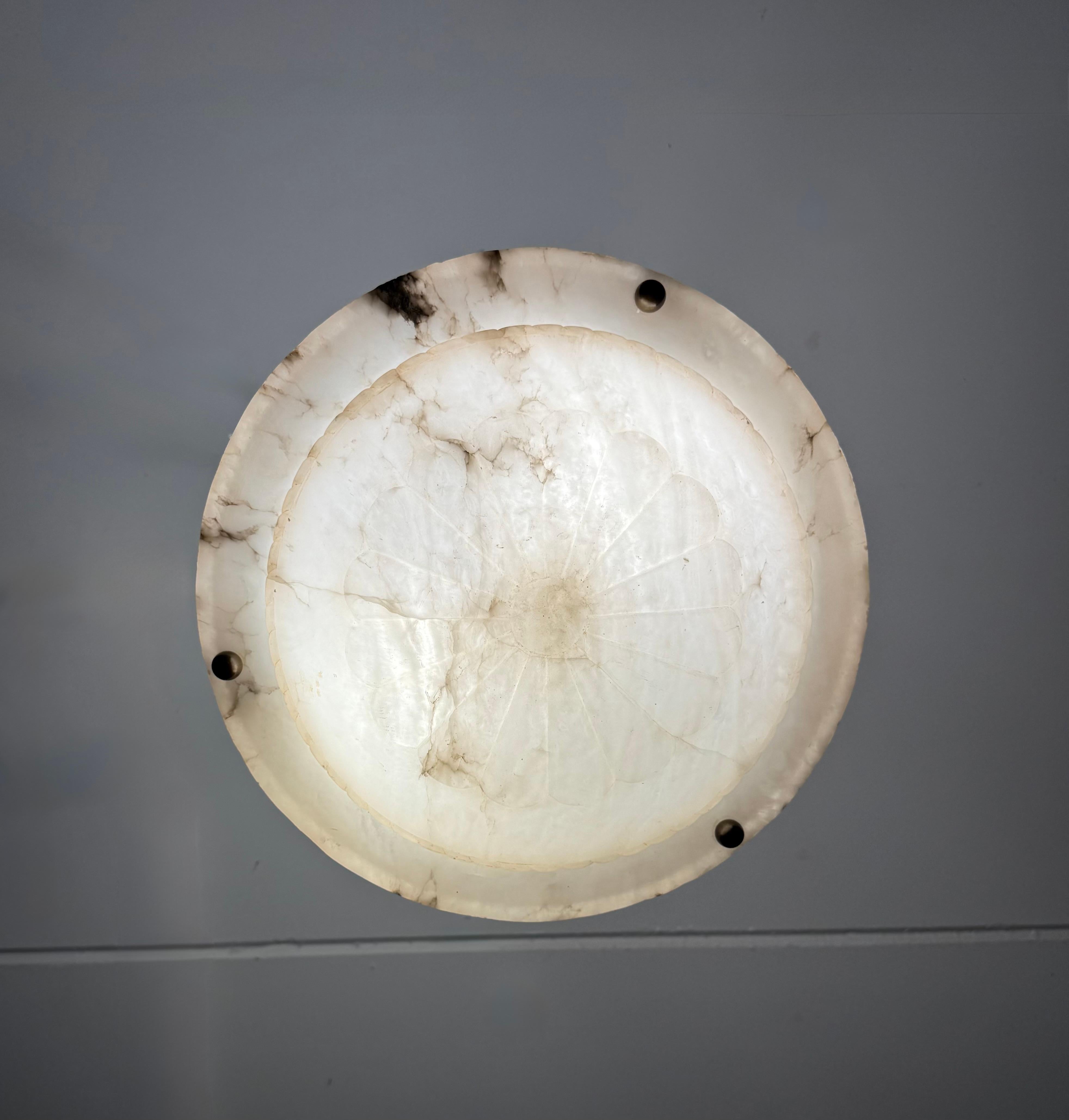 Lampe pendante en albâtre Art Deco avec bord sculpté en rose et chaînes en laiton, 17.8Ø