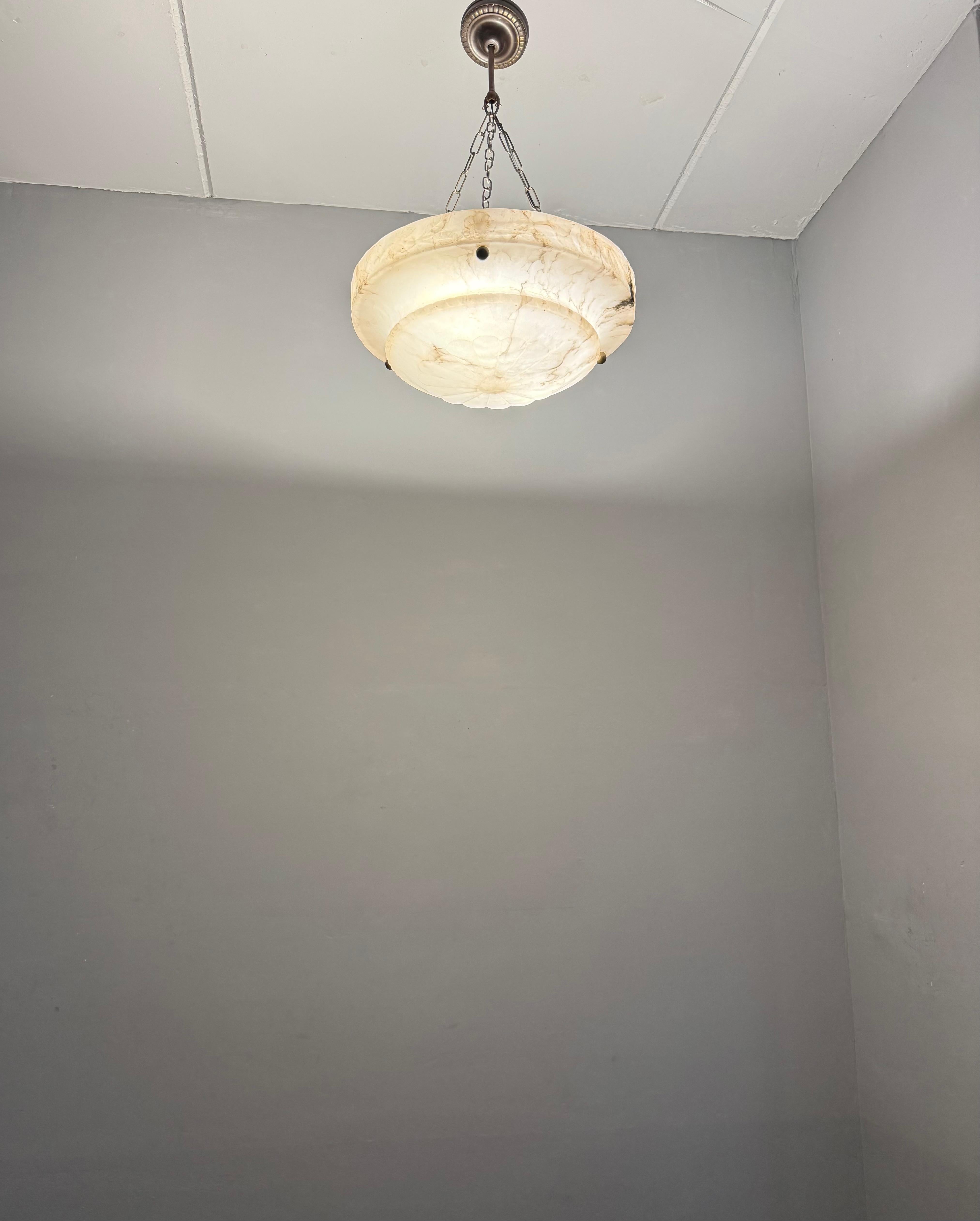 Lampe pendante en albâtre Art Deco avec bord sculpté en rose et chaînes en laiton, 17.8Ø