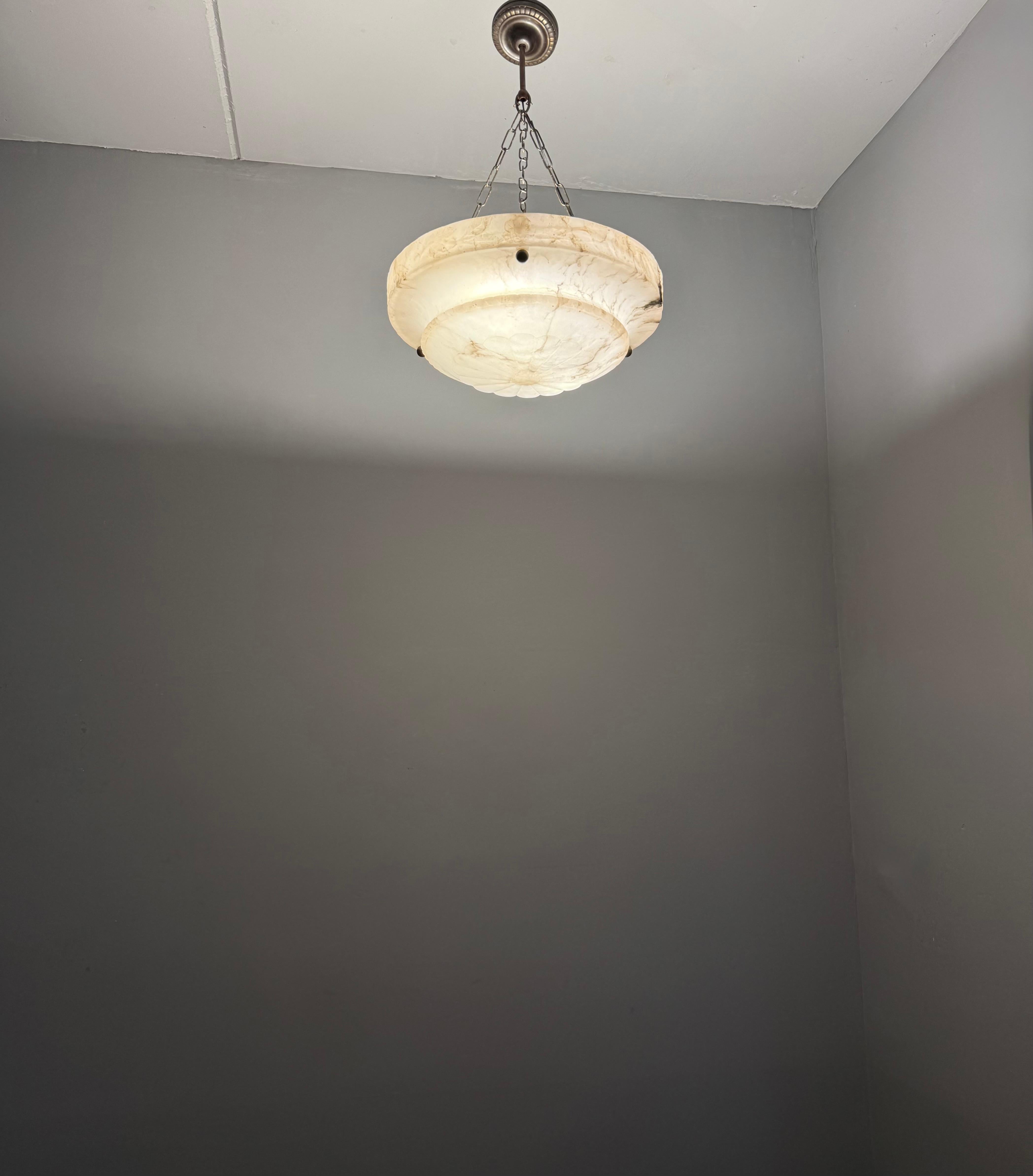 Lampe pendante en albâtre Art Deco avec bord sculpté en rose et chaînes en laiton, 17.8Ø