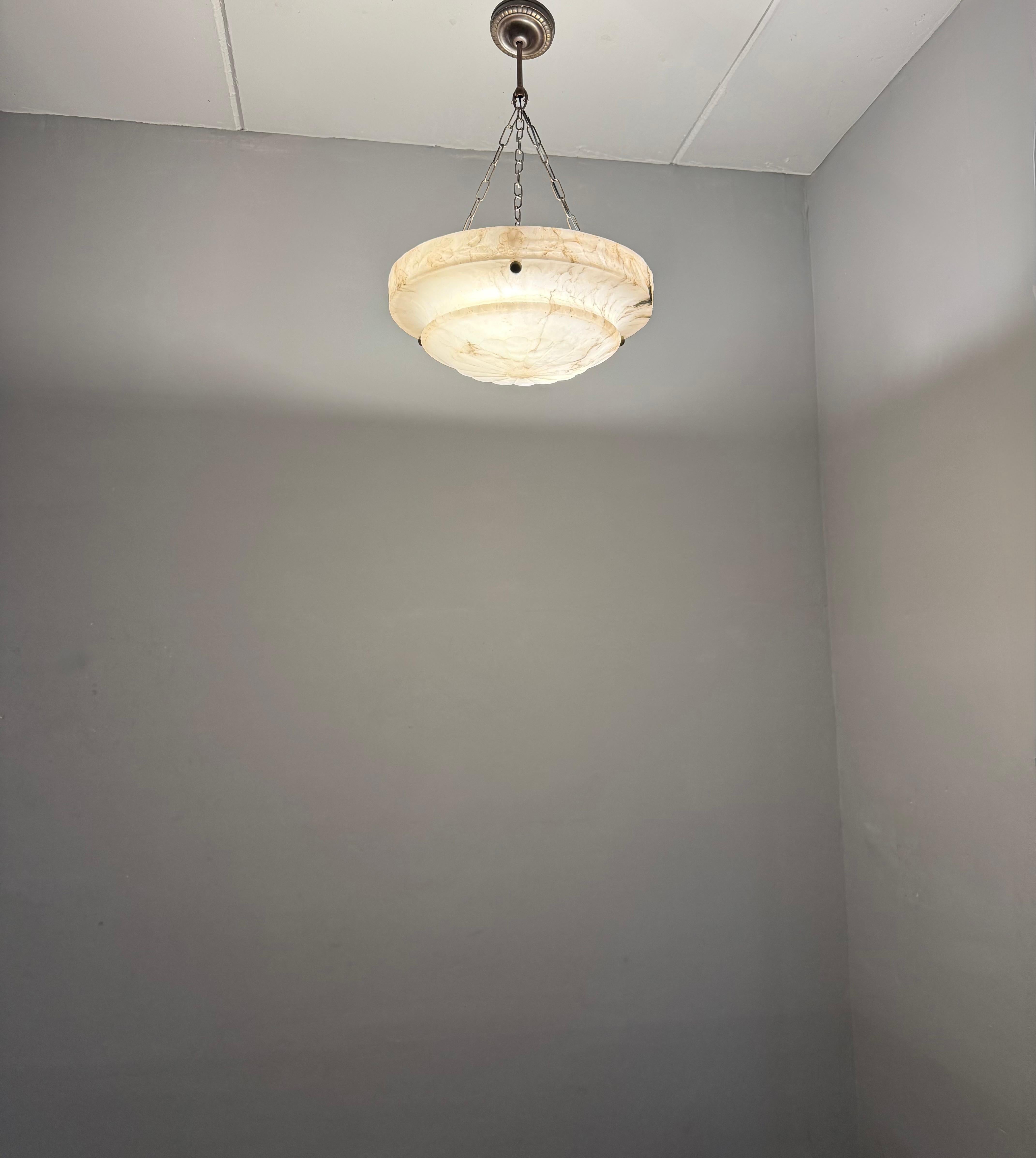 Lampe pendante en albâtre Art Deco avec bord sculpté en rose et chaînes en laiton, 17.8Ø