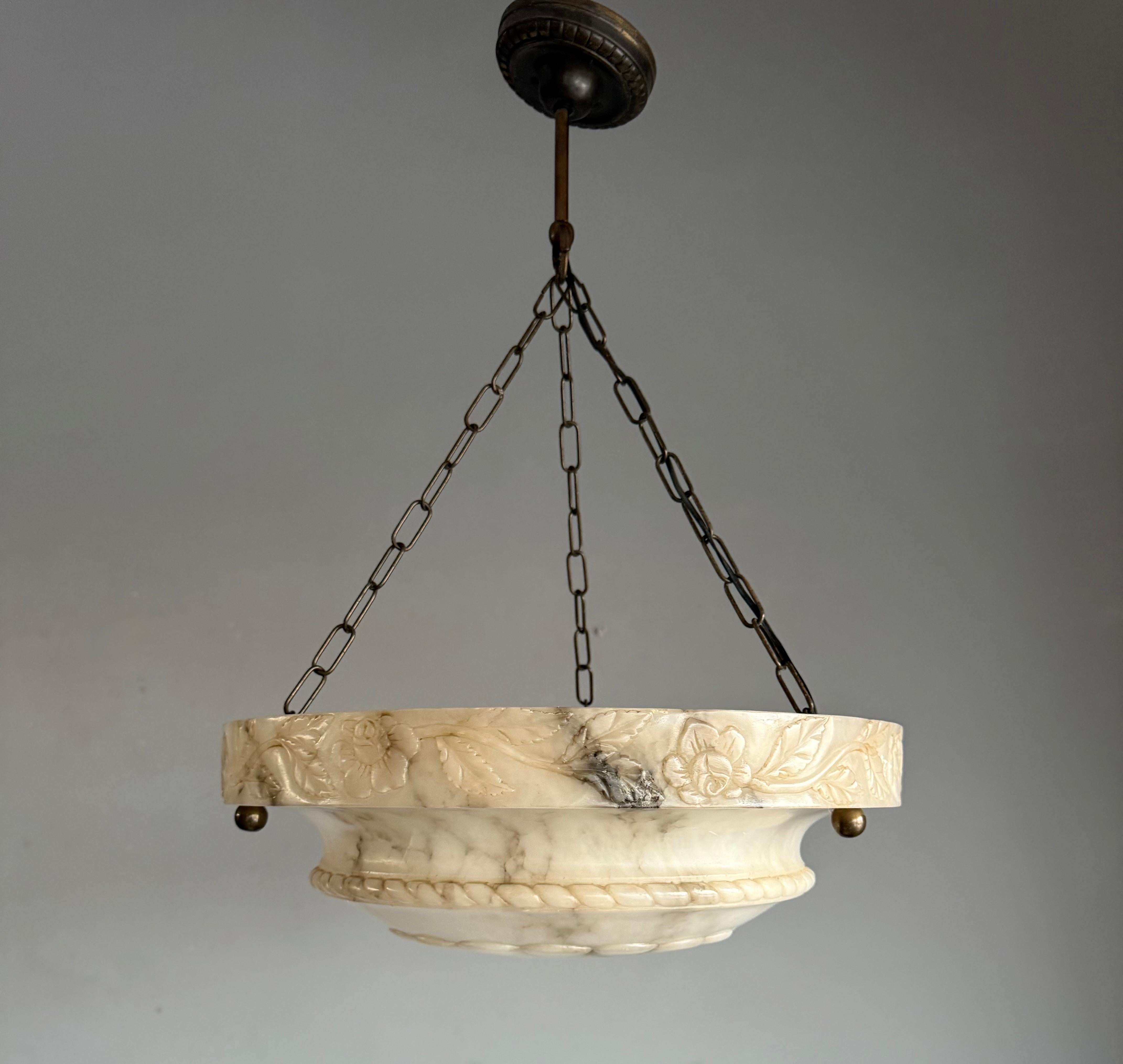Art déco Lampe pendante en albâtre Art Deco avec bord sculpté en rose et chaînes en laiton, 17.8Ø