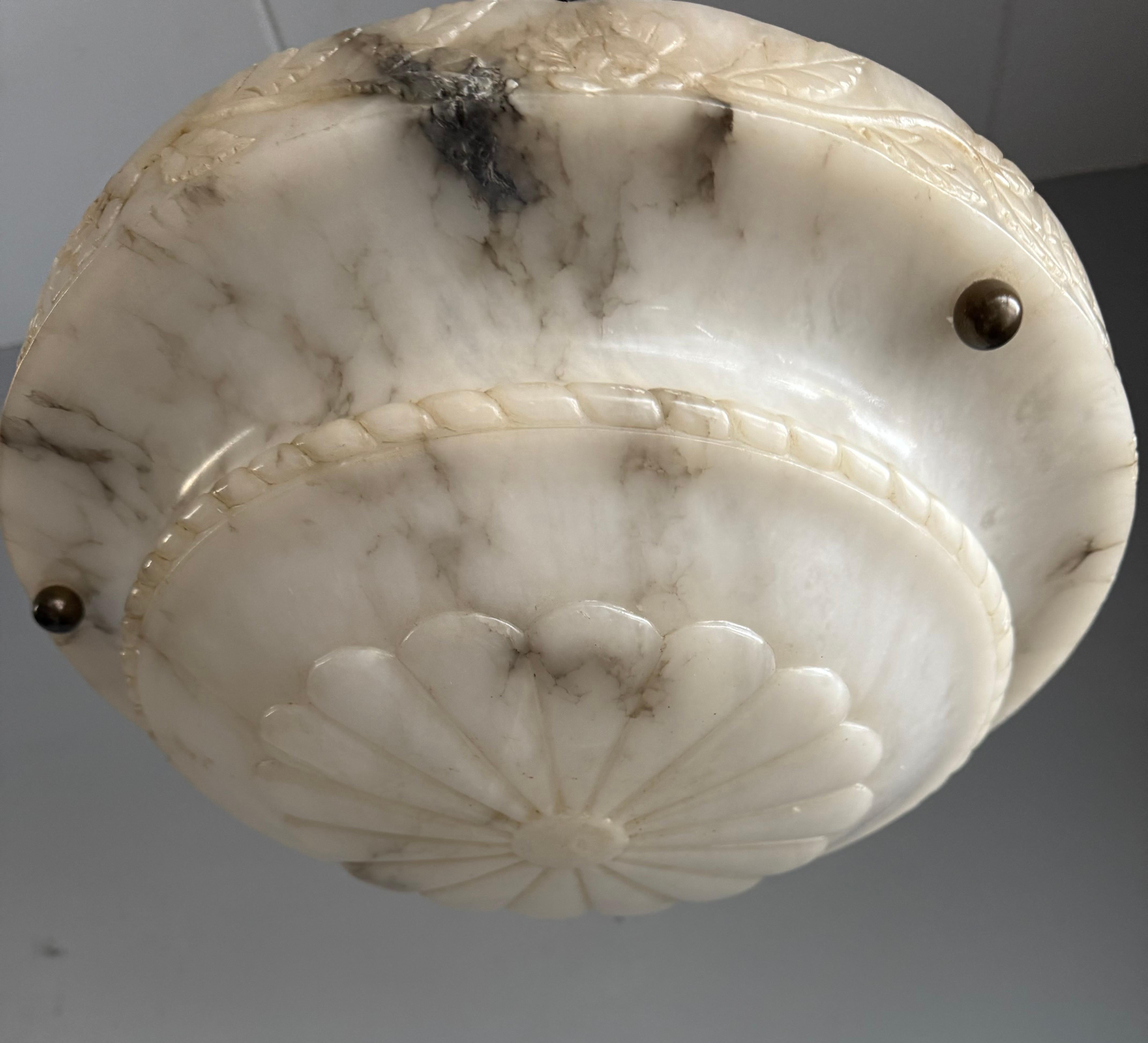 Français Lampe pendante en albâtre Art Deco avec bord sculpté en rose et chaînes en laiton, 17.8Ø