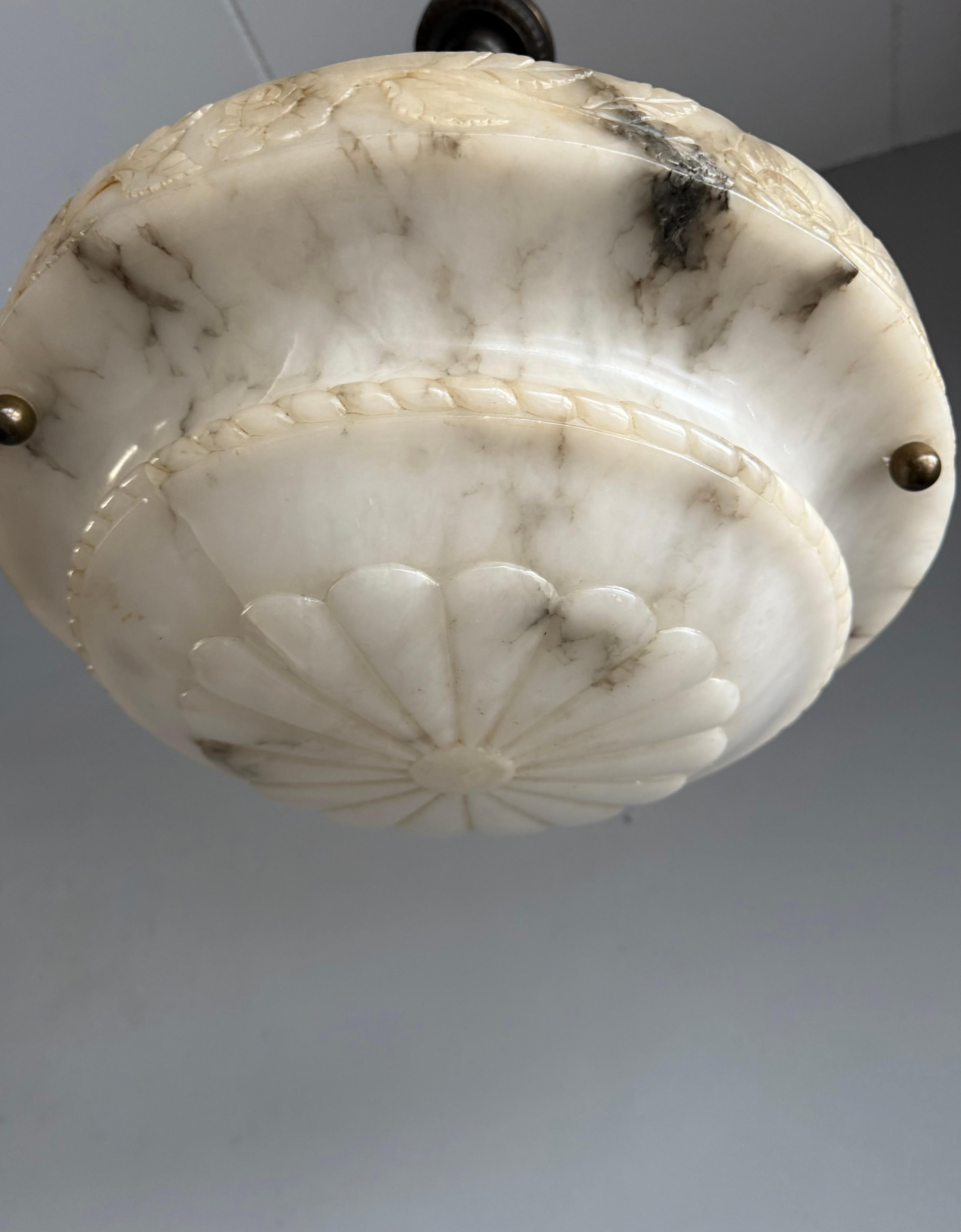 Sculpté à la main Lampe pendante en albâtre Art Deco avec bord sculpté en rose et chaînes en laiton, 17.8Ø