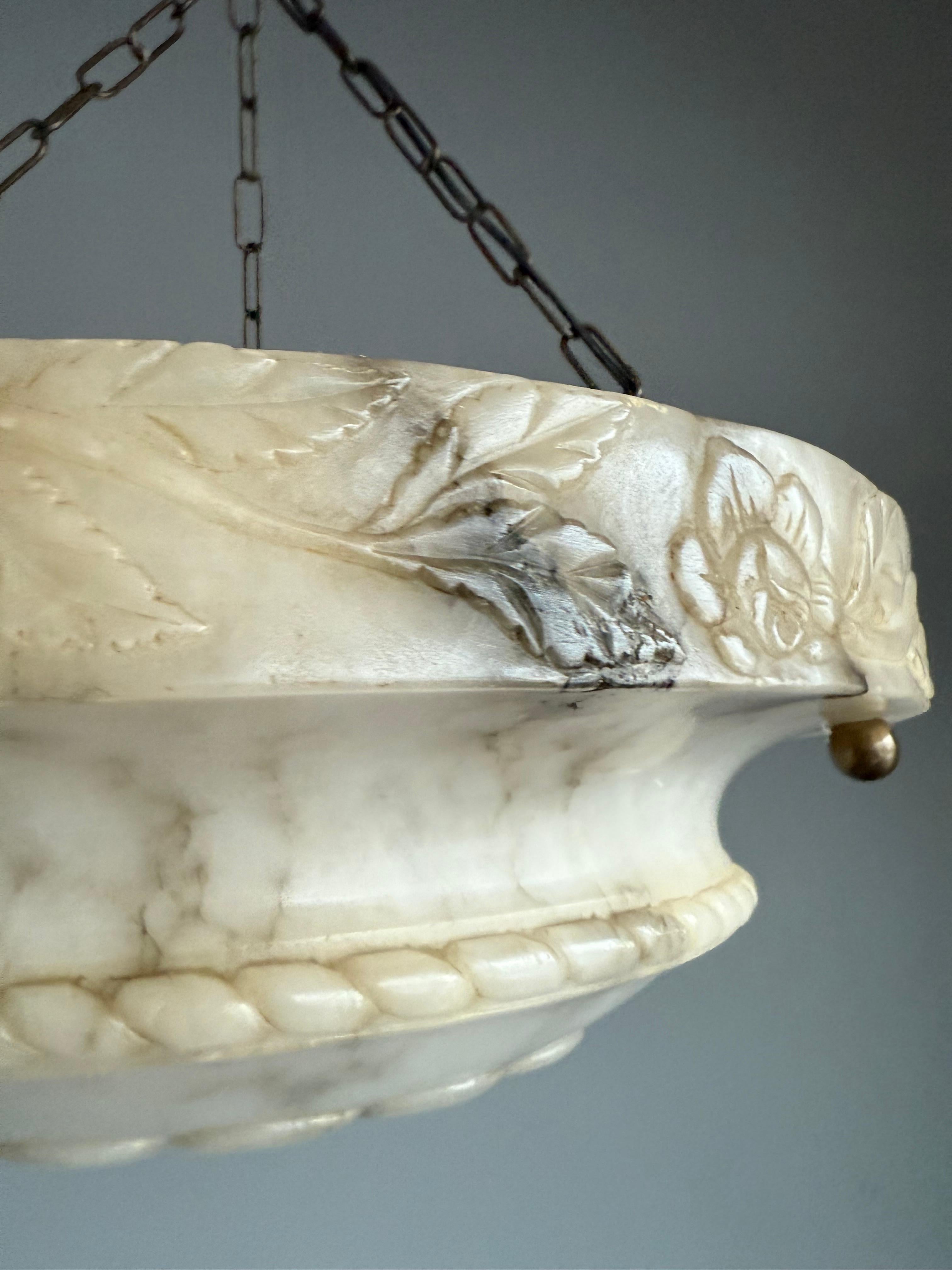Lampe pendante en albâtre Art Deco avec bord sculpté en rose et chaînes en laiton, 17.8Ø